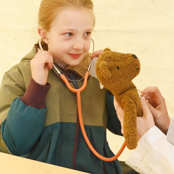 Beim Teddybär-Krankenhaus auf dem Gelände der Uniklinik Köln kümmern sich angehende Mediziner um die Kuscheltiere der jungen Besucher.