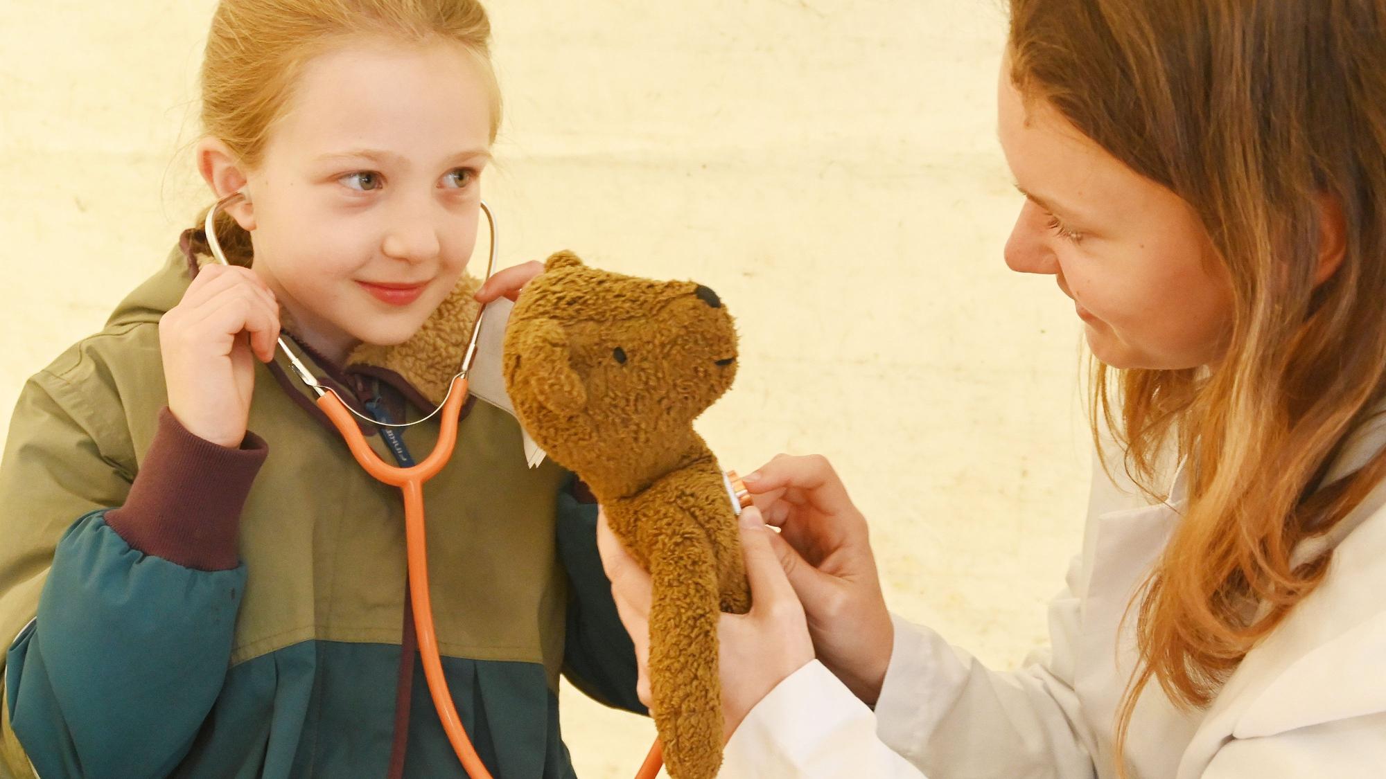 Beim Teddybär-Krankenhaus auf dem Gelände der Uniklinik Köln kümmern sich angehende Mediziner um die Kuscheltiere der jungen Besucher.