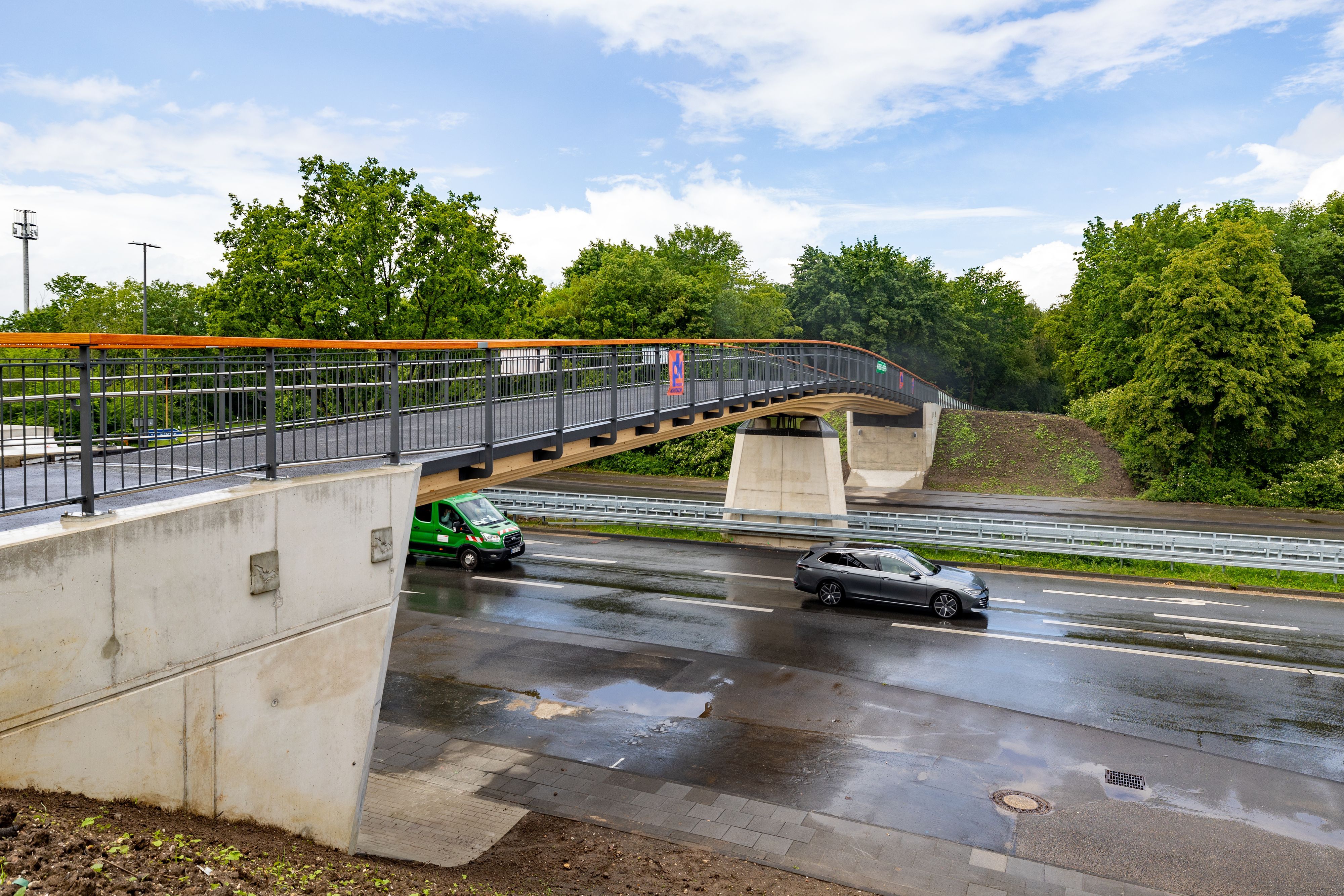 20.05.2026: Köln:Eröffnung der neuen Brücke Escher Straße/Äußere Kanalstraße. Die Brücke überspannt die sechsspurige Äußere Kanalstraße und stellt für den Radverkehr eine wichtige Verbindung dar.  Das Bauwerk hat 3,1 Millionen Euro gekostet. Foto: Martina Goyert