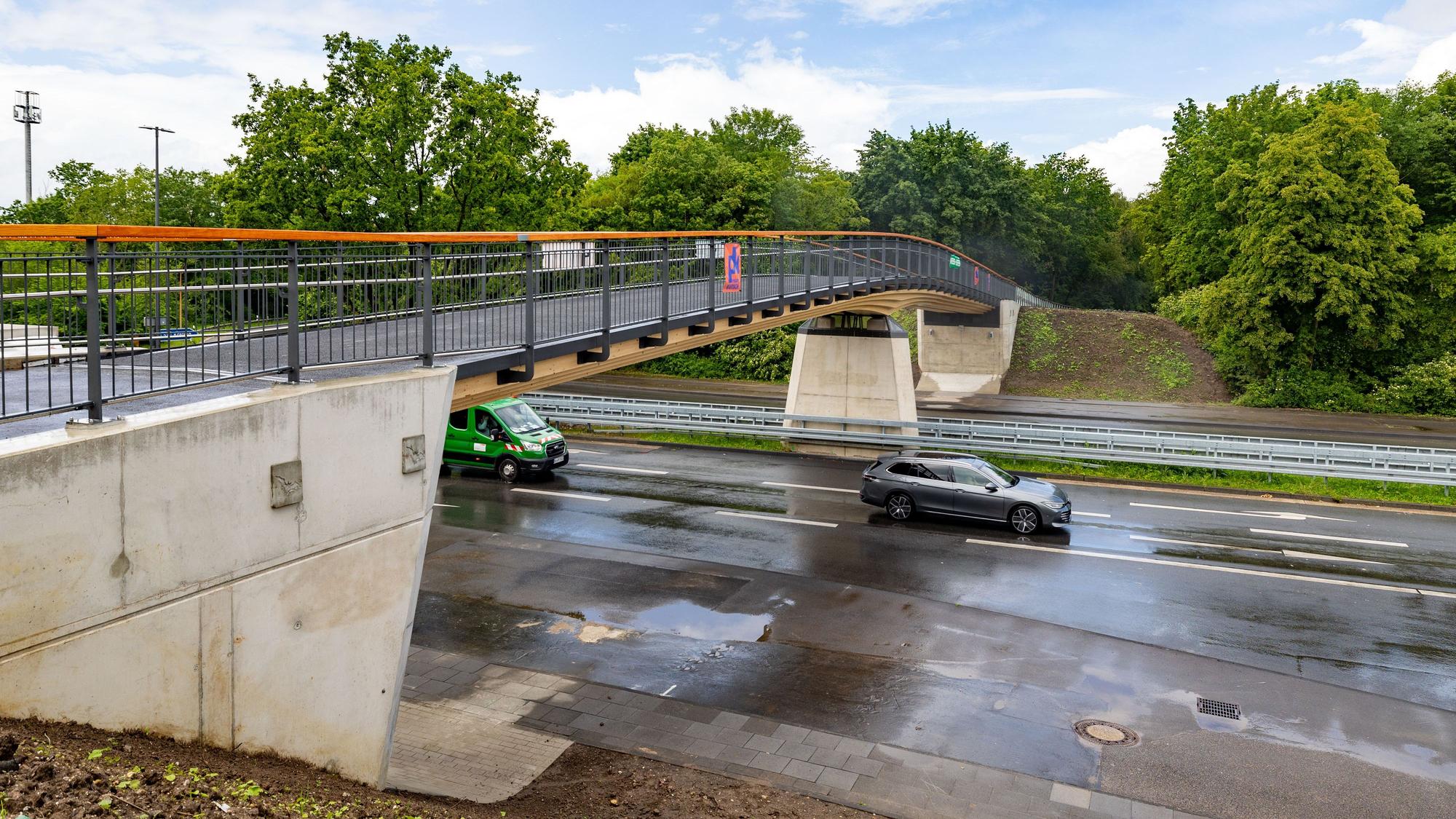 20.05.2026: Köln:Eröffnung der neuen Brücke Escher Straße/Äußere Kanalstraße. Die Brücke überspannt die sechsspurige Äußere Kanalstraße und stellt für den Radverkehr eine wichtige Verbindung dar. Das Bauwerk hat 3,1 Millionen Euro gekostet. Foto: Martina Goyert