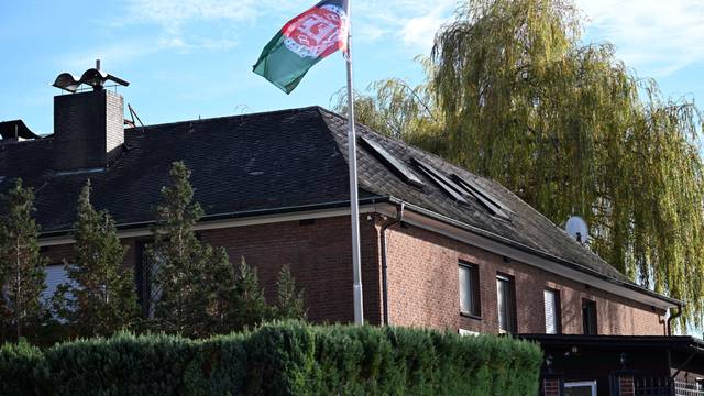Die frühere afghanische Flagge weht vor dem afghanischen Konsulat in Bonn. (Archivfoto)