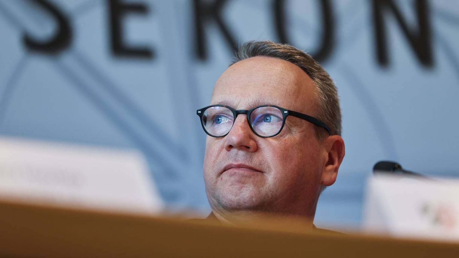 Benjamin Limbach, Justizminister (Grüne), hat im Rechtsausschuss des NRW-Landtags über die Ermittlungen zum JVA-Skandal in Euskirchen berichtet.