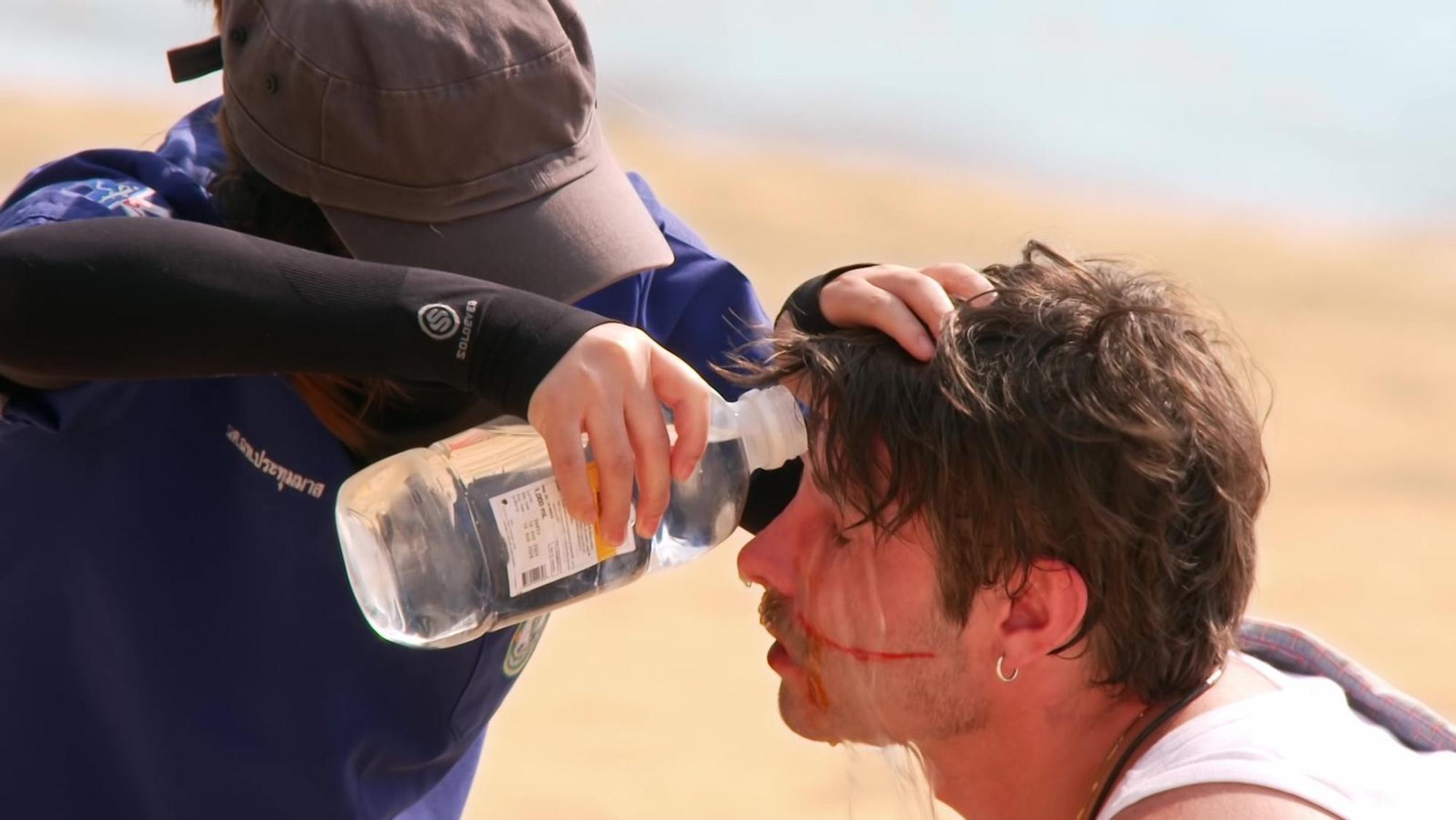 Auf Kommando eine Träne vergießen? Gino Bormann schmierte sich Pfeffersauce ins Auge. Die Sanitäter mussten ihm die Augen ausspülen. Der Einsatz lohnte sich: Finale. (Bild: RTLZWEI)