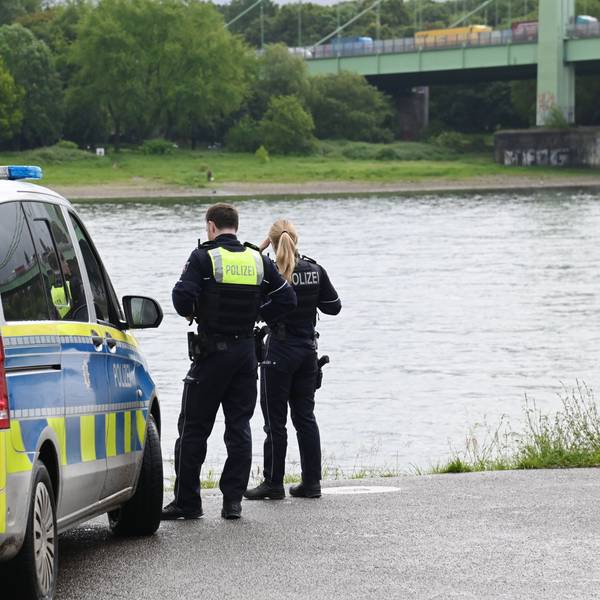Die Polizei bei der Suche nach einer Person zwischen Rodenkirchener Brücke und Südbrücke.