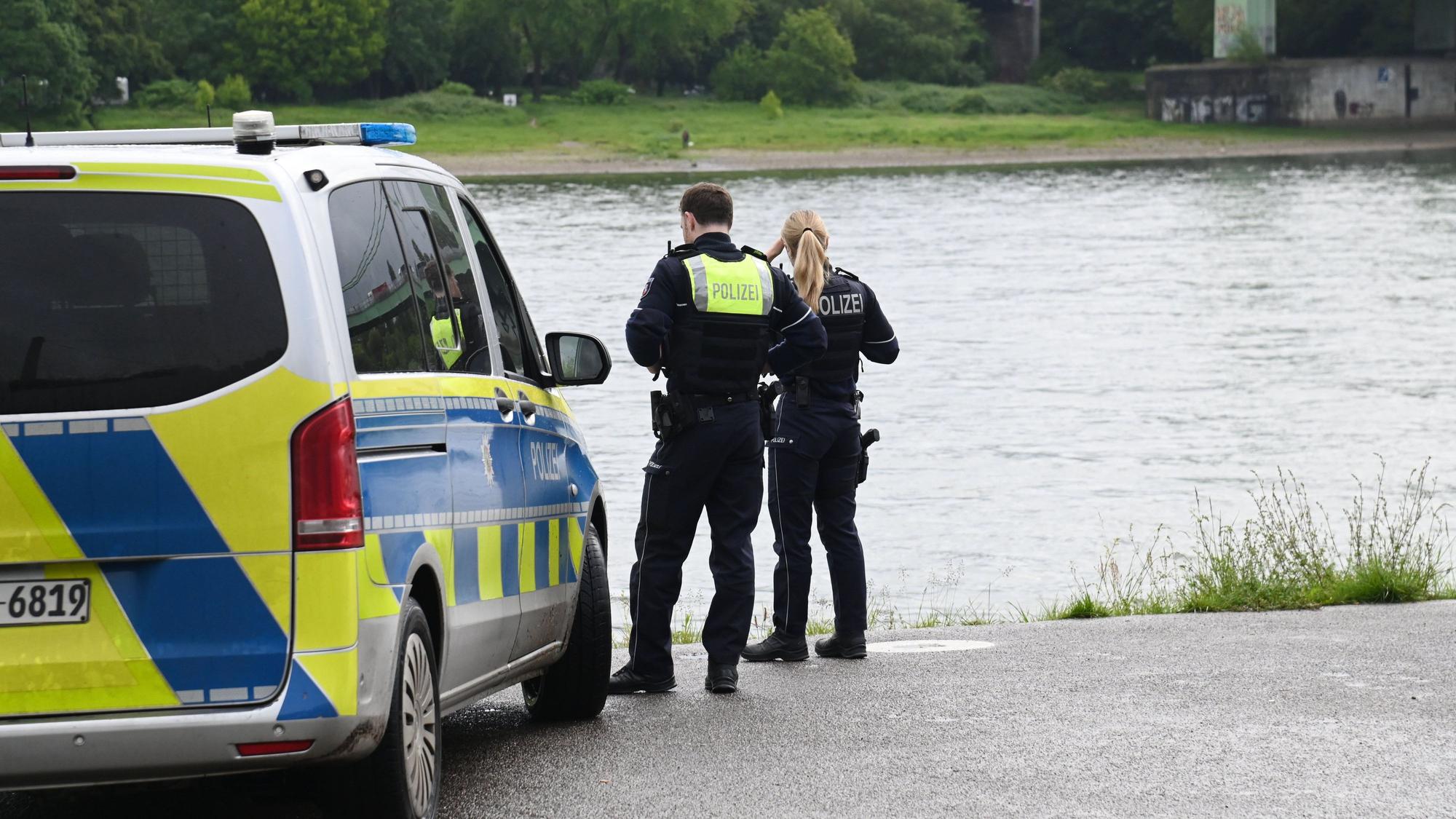 Die Polizei bei der Suche nach einer Person zwischen Rodenkirchener Brücke und Südbrücke.