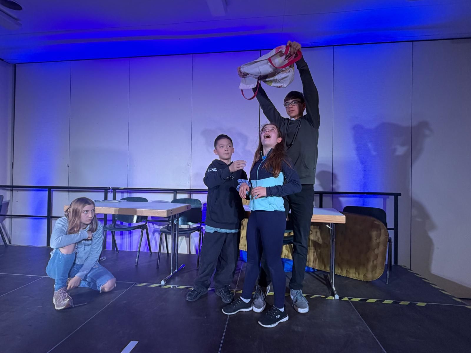 Talea Walker, Finn Gao, Alina Kanarek und Mats Meusel spielen die Entführungsszene.