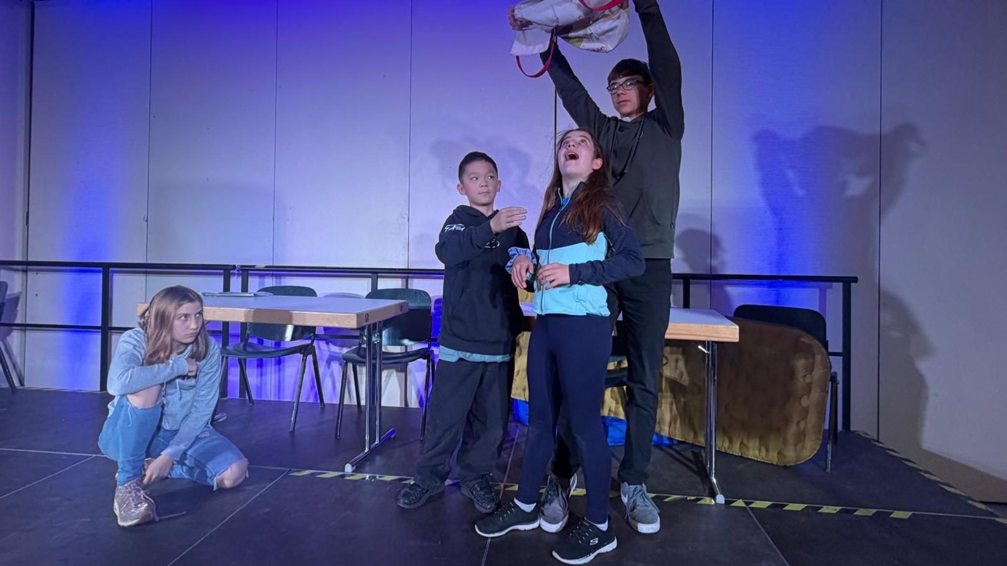 Talea Walker, Finn Gao, Alina Kanarek und Mats Meusel spielen die Entführungsszene.