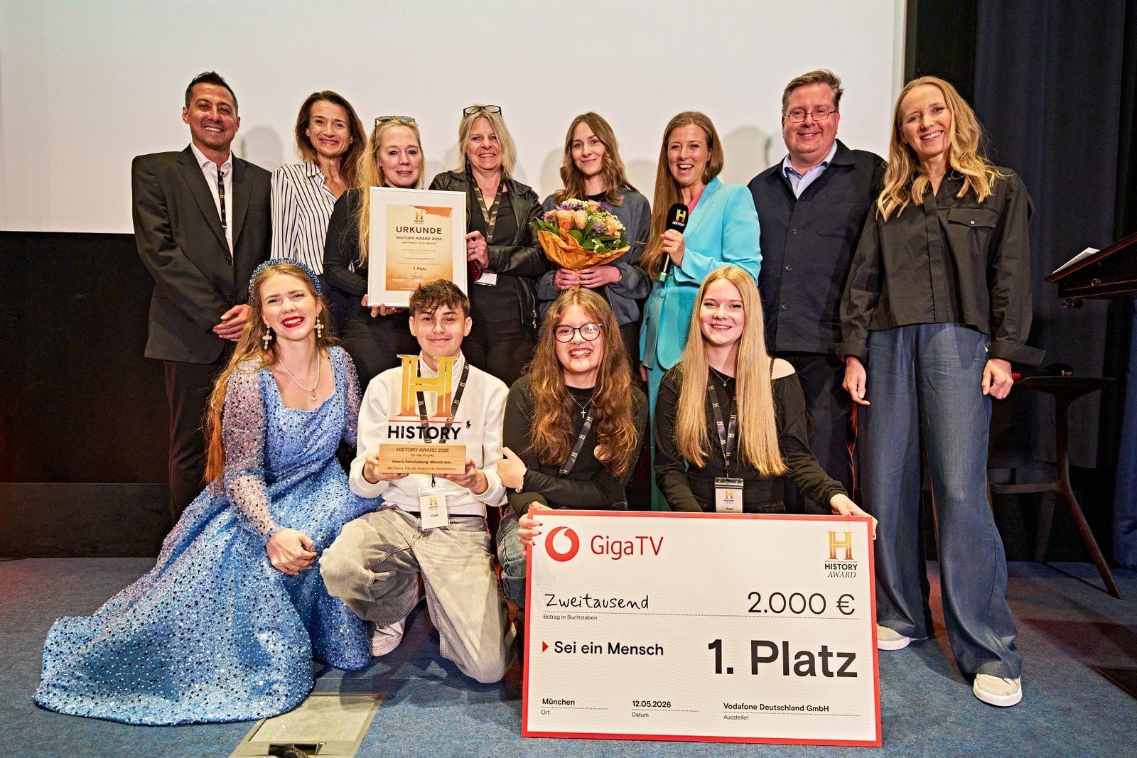 Gemeinsam mit Jury-Mitgliedern und Sponsoren überreichte „Miss History“ (vorne links) den History-Award an die Schülerinnen und Schüler der Realschule Himmelsthür in Hildesheim. (Bild: Gert Krautbauer / The History Channel)