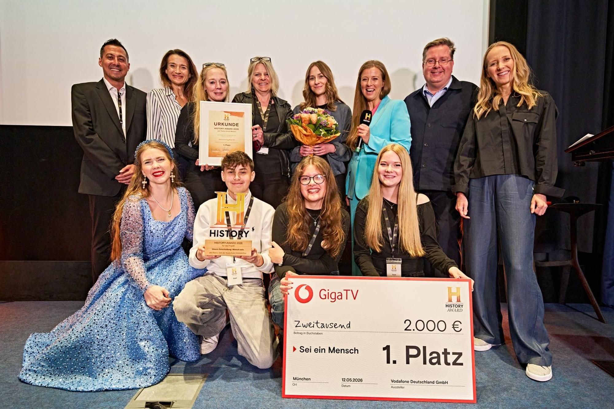 Gemeinsam mit Jury-Mitgliedern und Sponsoren überreichte „Miss History“ (vorne links) den History-Award an die Schülerinnen und Schüler der Realschule Himmelsthür in Hildesheim. (Bild: Gert Krautbauer / The History Channel)