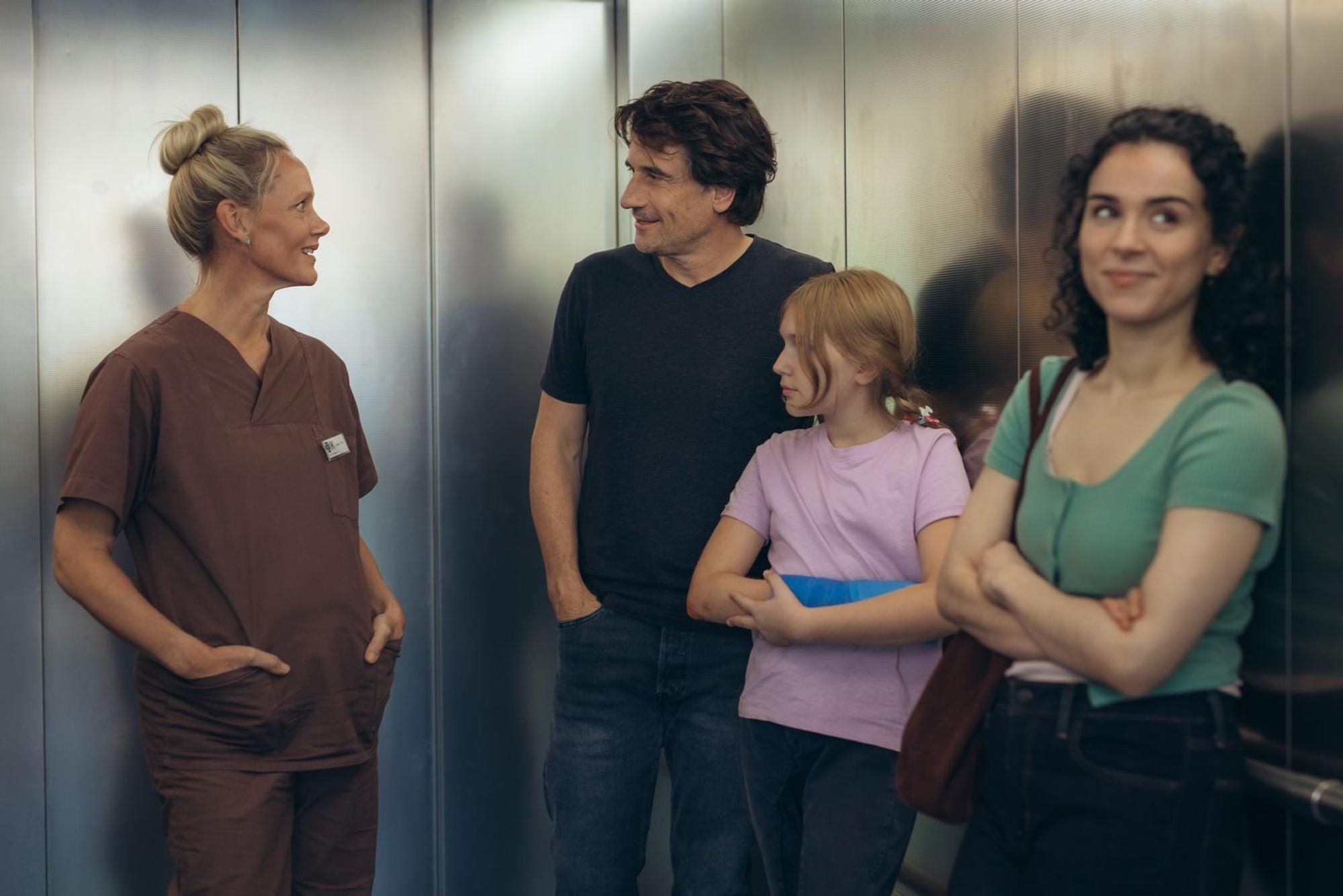 Im Krankenhaus trifft Anna (Anna Schudt) überraschend wieder auf Anton (Oliver Mommsen), den Bruder eines Klienten, der ein Auge auf sie geworfen hat. Im Gegensatz zu Anna erkennt ihre Kollegin Nalan (Mariam Hage, rechts) das sofort. (Bild: ZDF/Andrea Hansen)