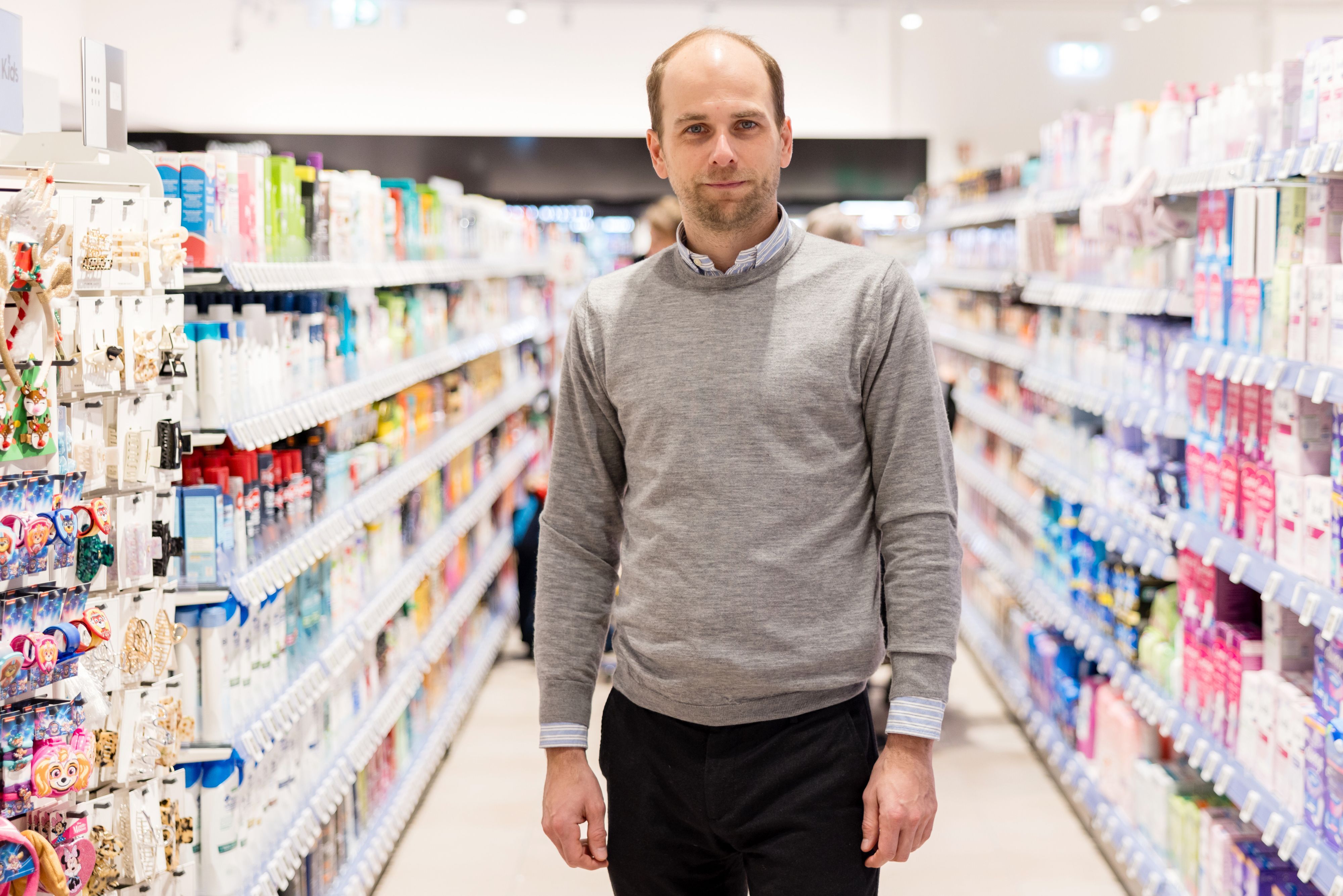 Raoul Roßmann steht in einer Rossmann-Filiale. (Archivbild)