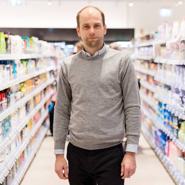 Raoul Roßmann steht in einer Rossmann-Filiale. (Archivbild)