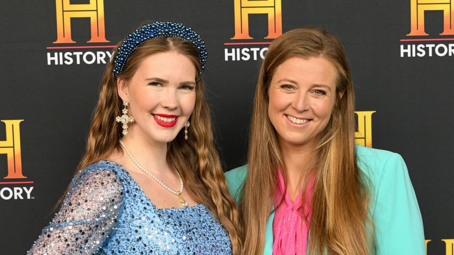 Melina Hoischen alias „Miss History“ (links) ist gemeinsam mit Sportjournalist Marcel Reif Schirmherrin des History-Awards. Nina Eichinger (rechts) moderierte die Veranstaltung. (Bild: 2026 Getty Images/Hannes Magerstaedt)