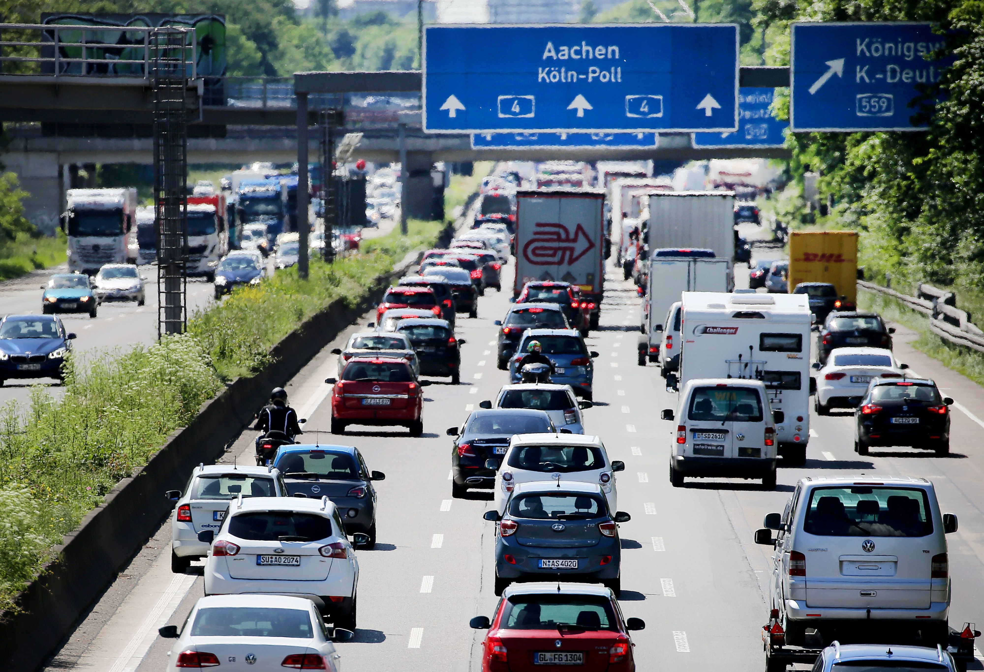 Autos, Wohnwagen und Transporter stehen auf der A4 auf dem Kölner Ring im Stau. (Archivbild)