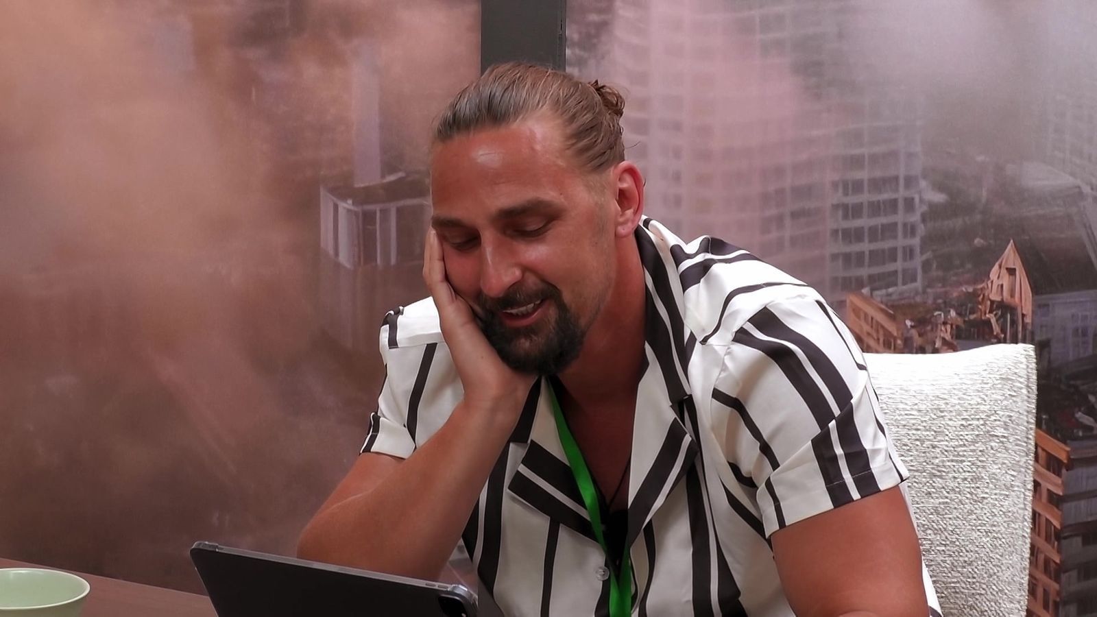 Plauderei mit daheim: Sandy Fähse nutzte fast alle Talkzeit im Video-Call - denn das wird ihm Safety bescheren - und jede Menge Stress mit den anderen. (Bild: RTLZWEI)