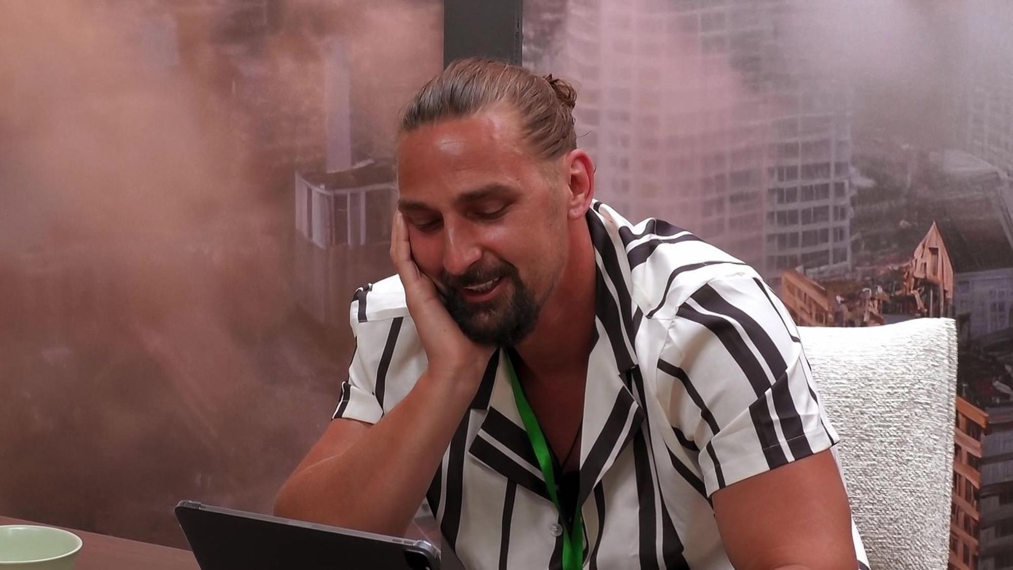 Plauderei mit daheim: Sandy Fähse nutzte fast alle Talkzeit im Video-Call - denn das wird ihm Safety bescheren - und jede Menge Stress mit den anderen. (Bild: RTLZWEI)