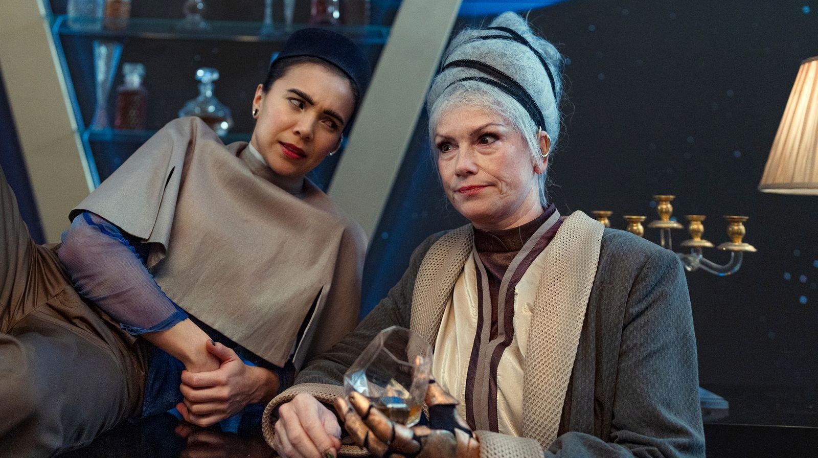 Die Angestellte Yakumi (Silke Sollfrank, links) und Dauergast Vero Sue (Sabine Vitua) sehen das „Stardust Hotel“ als ihre Heimat an. (Bild: SWR/Christine Schroeder,)