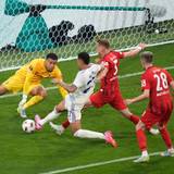 Morgan Rogers trifft für Aston Villa gegen den SC Freiburg.