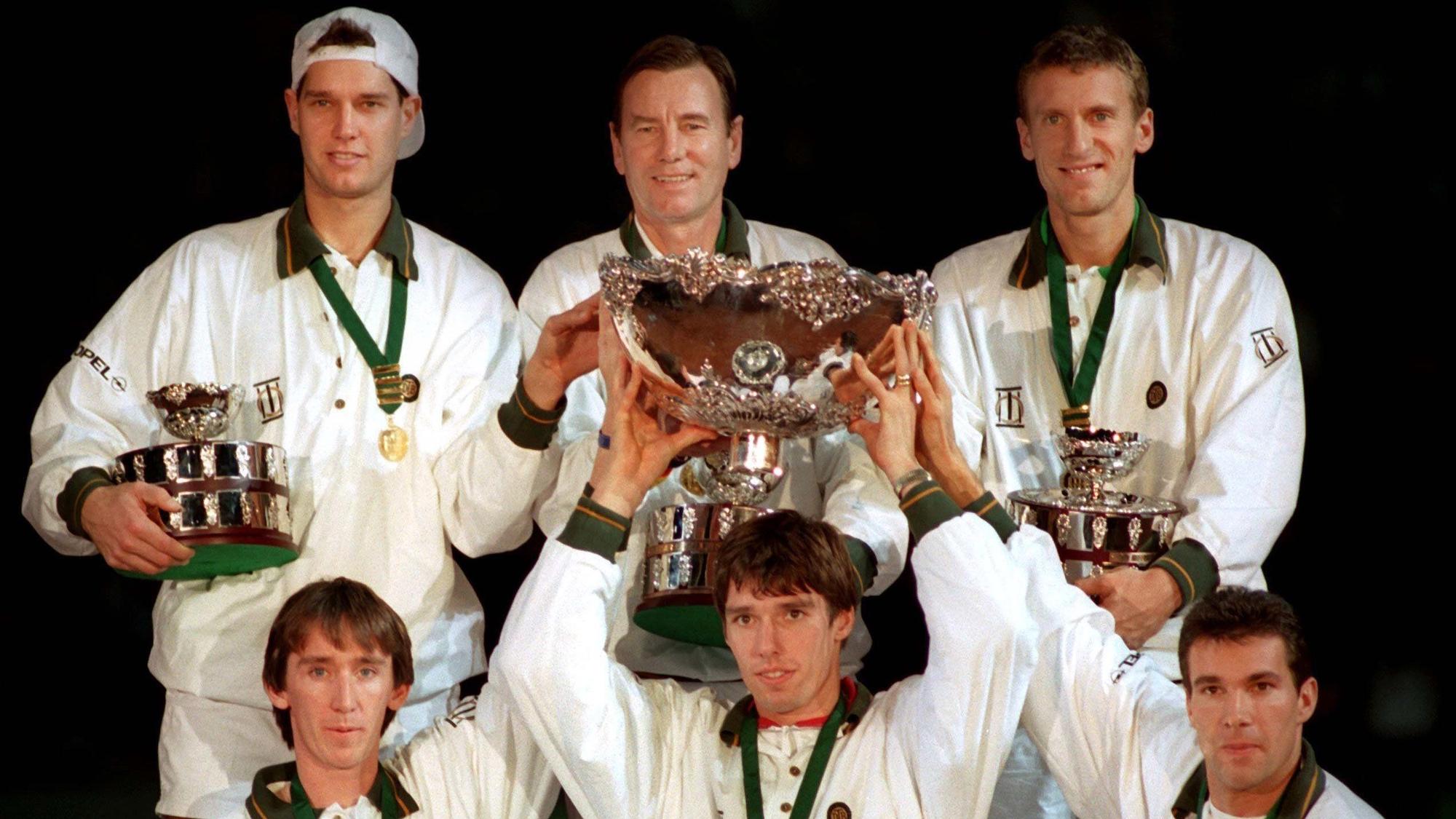 Archivbild vom 5. Dezember 1993 zeigt das deutsche Daviscup-Team v.l. (hinten) Marc-Kevin Goellner, Team-Chef Niki Pilic, Patrik Kühnen, (vorn) Bernd Karbacher, Michael Stich und Carl-Uwe Steeb mit der Trophäe nach dem Gewinn des Mannschaftswettbewerbes in Düsseldorf. Die Deutschen siegten zum dritten Mal nach 1988 und 1989. Zwei Tage nach dem Klassenerhalt des deutschen Teams in Essen gegen Mexiko hat Kapitän Niki Pilic am Dienstag (23.09.1997) seinen Rücktritt für 1998 angekündigrt. dpa (zu dpa 0174) |