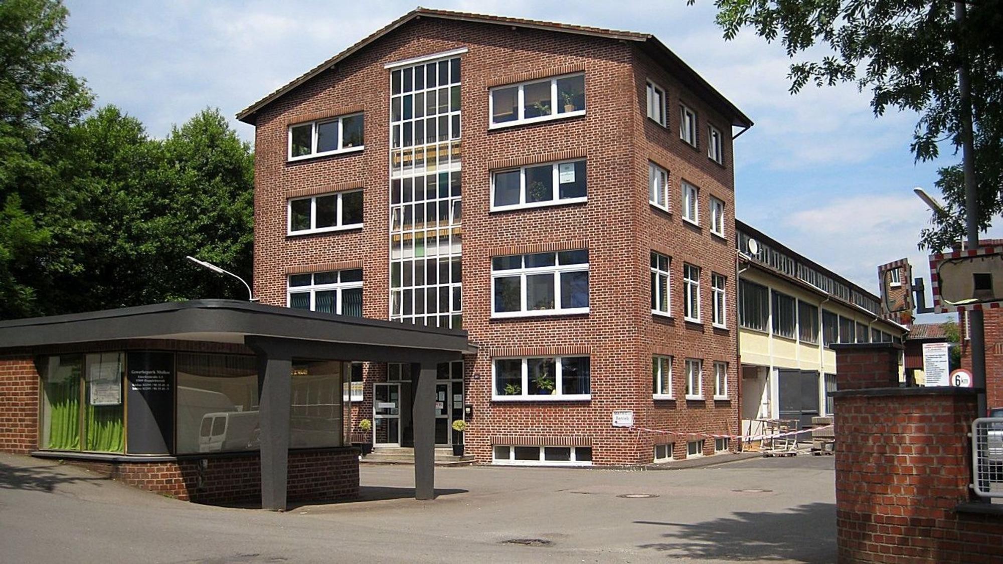 Pförtnerhäuschen vor Bürogebäude