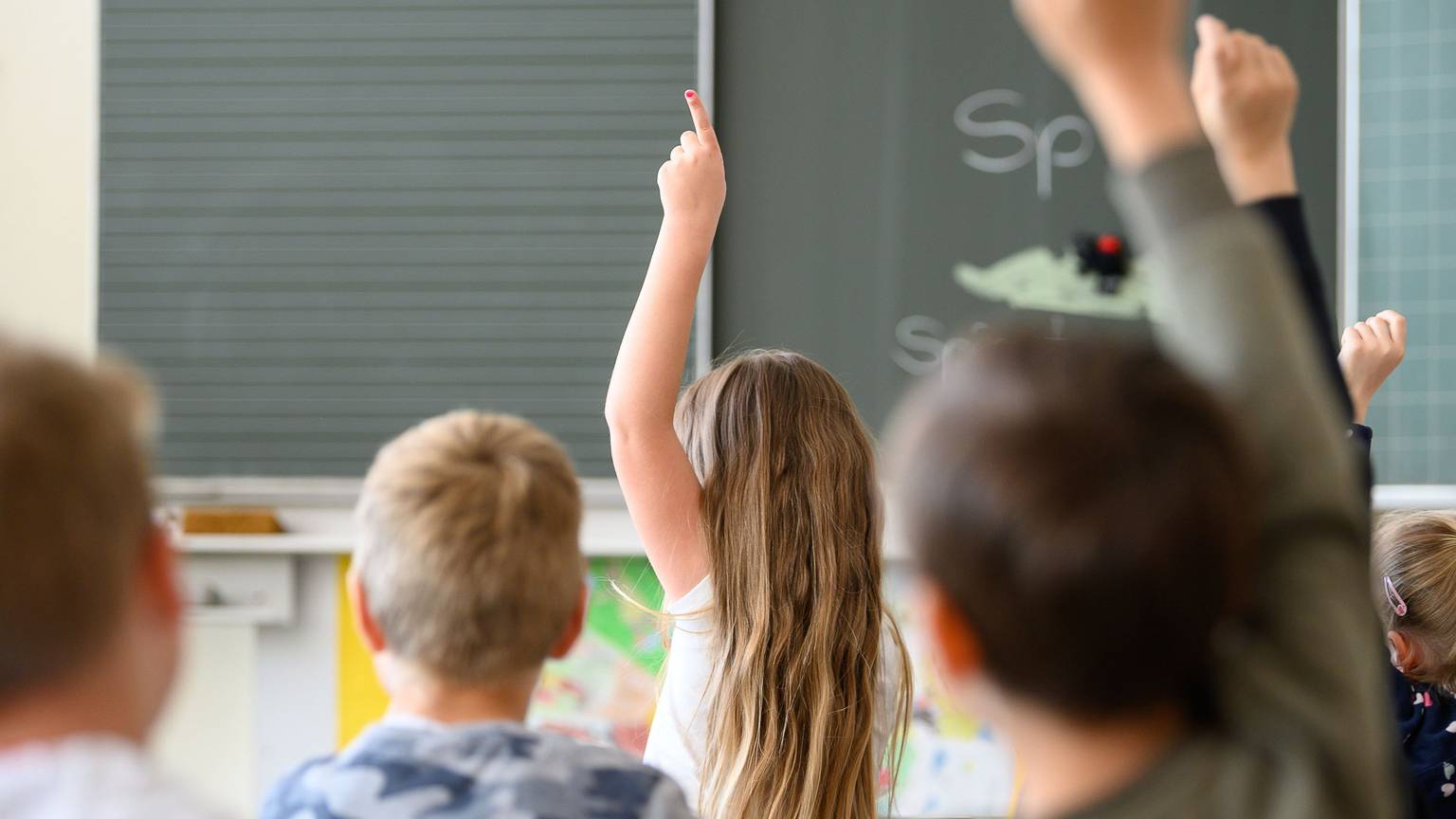Schüler melden sich im Unterricht. (Symbolbild)