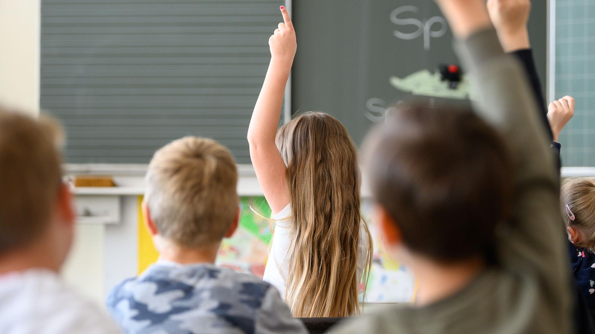 Schüler melden sich im Unterricht. (Symbolbild)