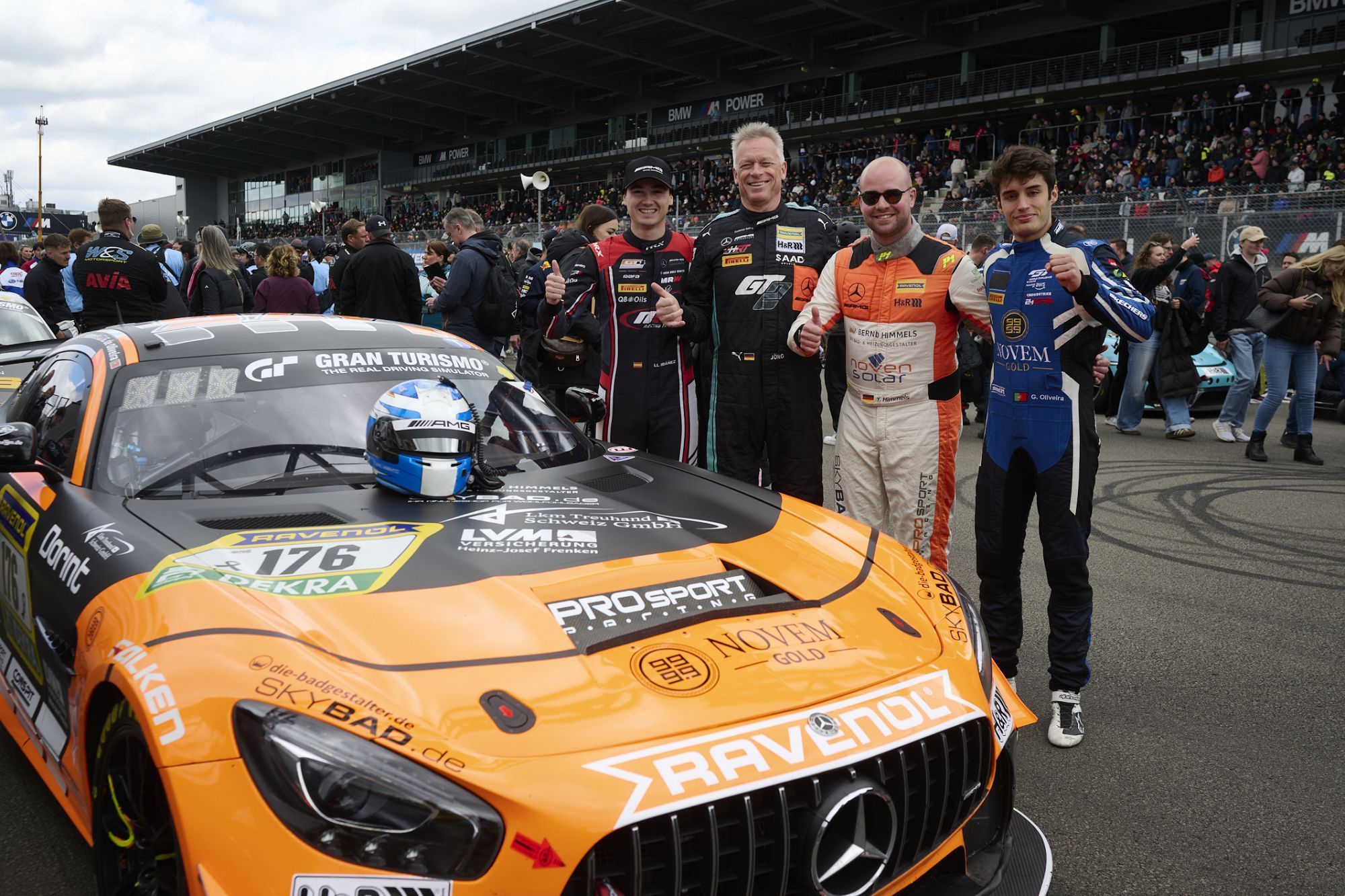 Der Gummersbacher Jörg Viebahn und seine Teamkollegen vor dem Start des 24-Stunden-Rennens auf dem Nürburgring.