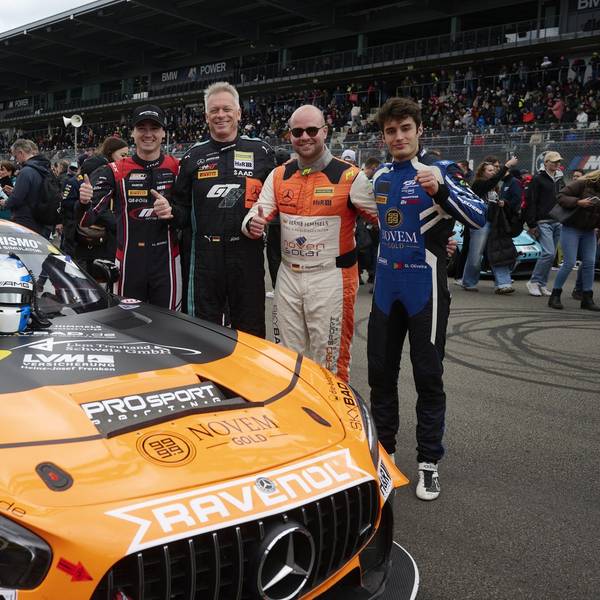 Der Gummersbacher Jörg Viebahn und seine Teamkollegen vor dem Start des 24-Stunden-Rennens auf dem Nürburgring.