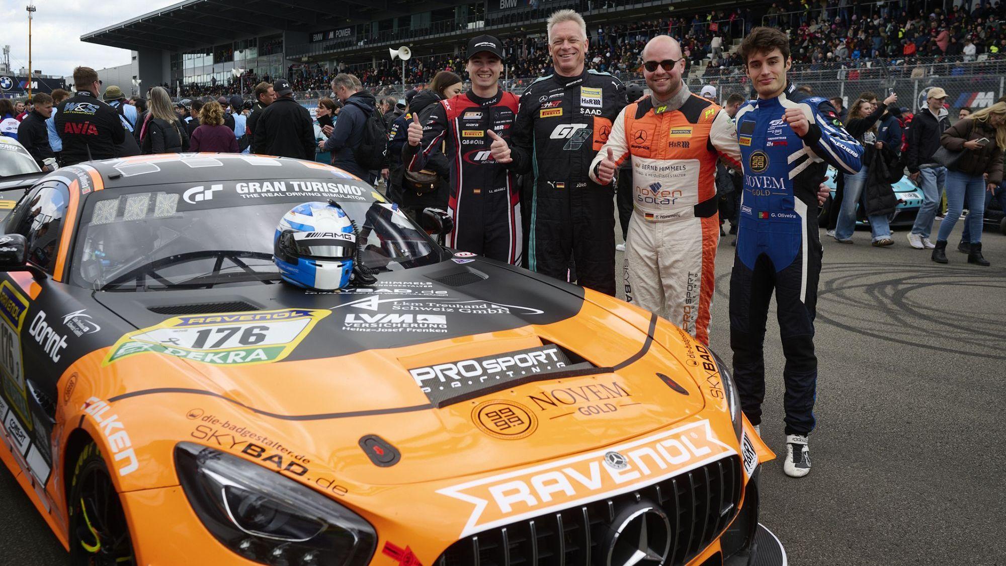 Der Gummersbacher Jörg Viebahn und seine Teamkollegen vor dem Start des 24-Stunden-Rennens auf dem Nürburgring.