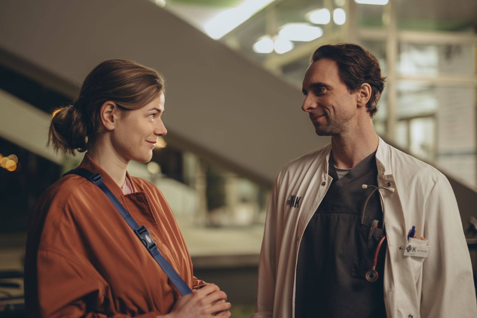 Das Ärztepaar Jan (André Kaczmarczyk) und Fritzi (Llewellyn Reichman) ist sich weiter uneinig beim Thema Kinder. Ist ihre Liebe stark genug, um dennoch zusammenzubleiben?  (Bild: ZDF/Andrea Hansen)