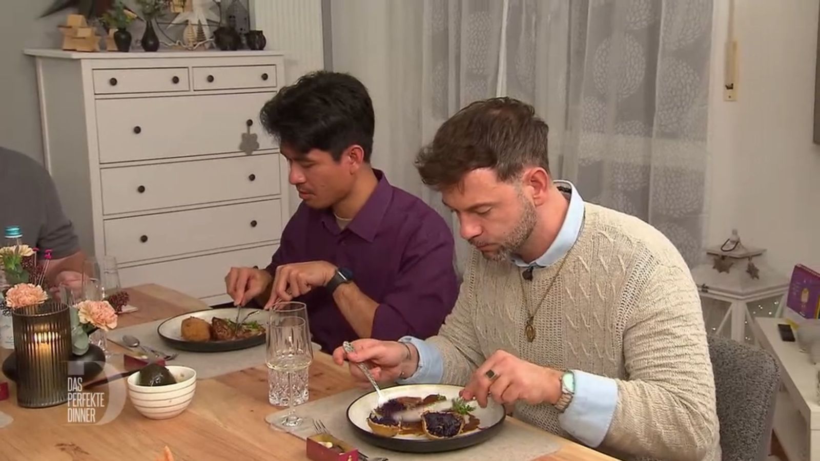 Der Hauptgang mit den kreativen Blaukraut-Knödeln begeistert Ragil (links) und Mathias schon rein optisch.
 (Bild: RTL)