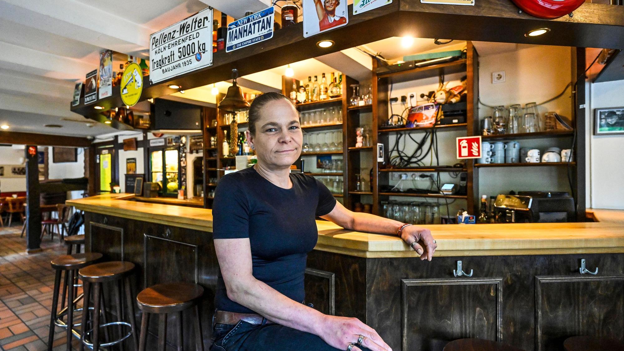 Zu sehen ist Anke Seltrecht an der Theke im Baumhof.
