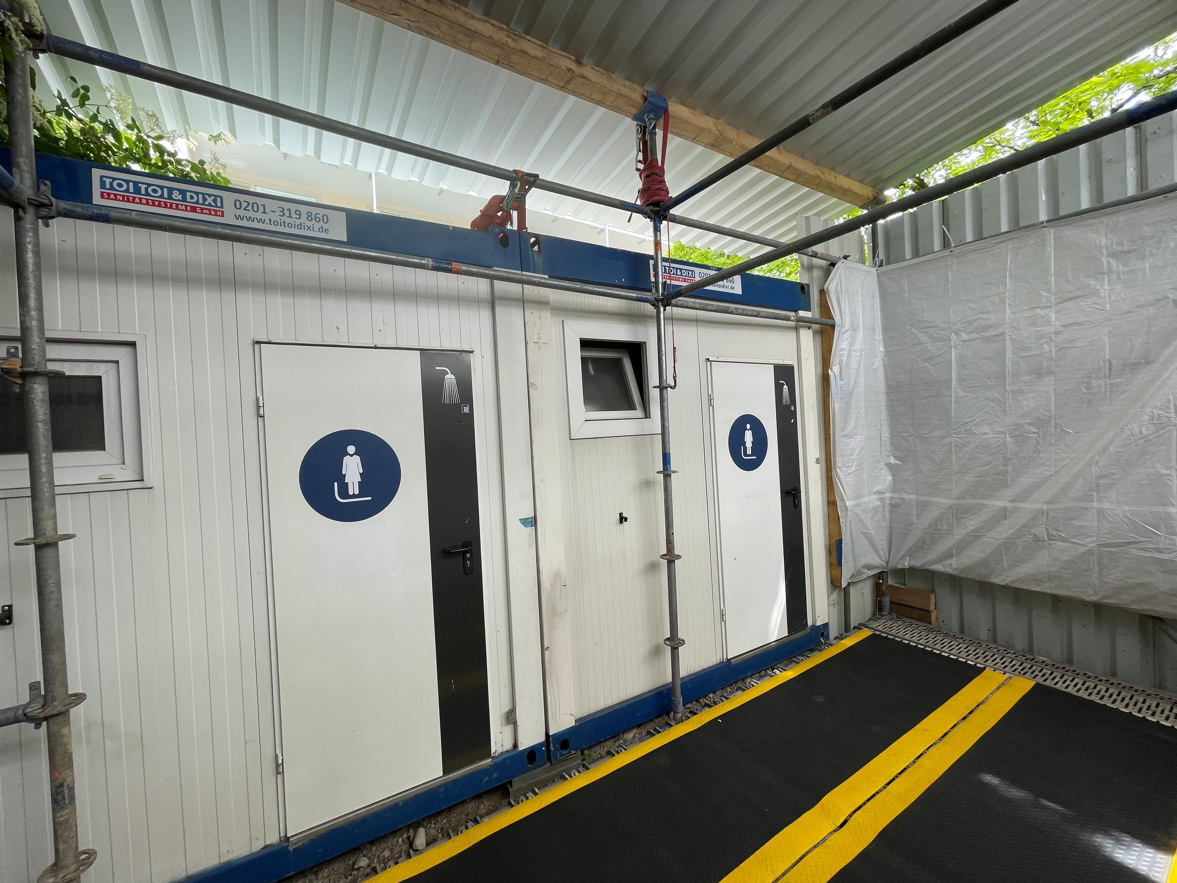 Bis vor wenigen Wochen gab es in dem Container-Bereich keine Decke und keine Seiten-Absperrung.