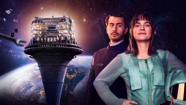 In „Stardust Hotel“ erbt Nia (Vanessa Loibl) das titelgebende Grand Hotel und trifft dort auf den besonderen Androiden Adam (David Brizzi). (Bild: SWR/Christine Schroeder,)
