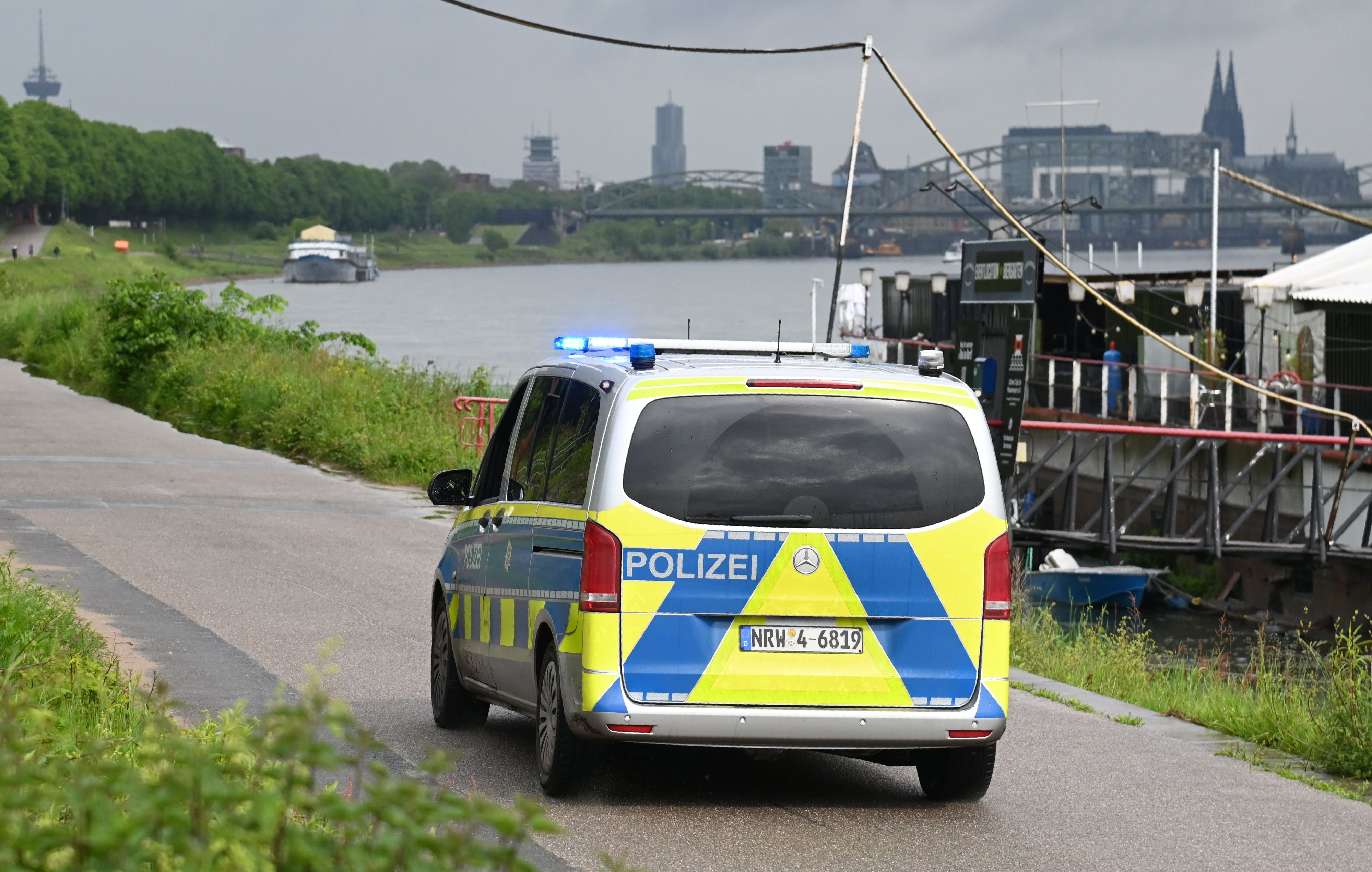 Die Einsatzkräfte waren mit mehreren Einsatzwagen am Rheinufer in Rodenkirchen.