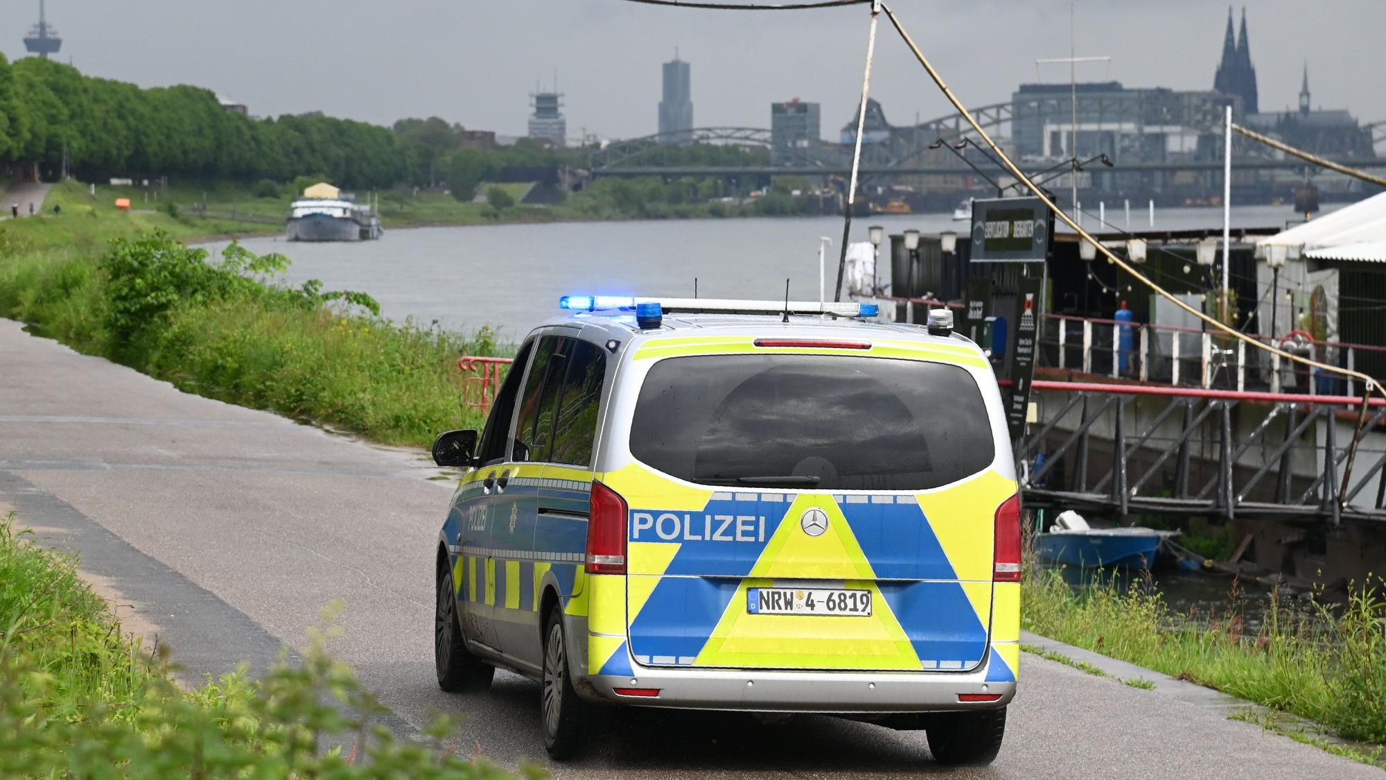 Die Einsatzkräfte waren mit mehreren Einsatzwagen am Rheinufer in Rodenkirchen.
