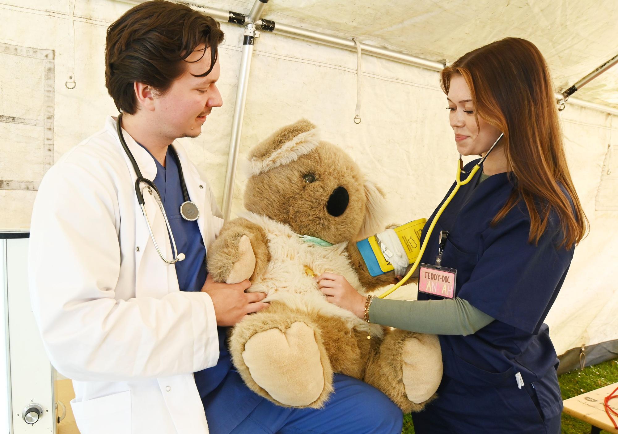 Die Studenten Joschua Müller-Gerbes und Hannah Biermann im Teddybär-Krankenhaus an der Uniklinik.