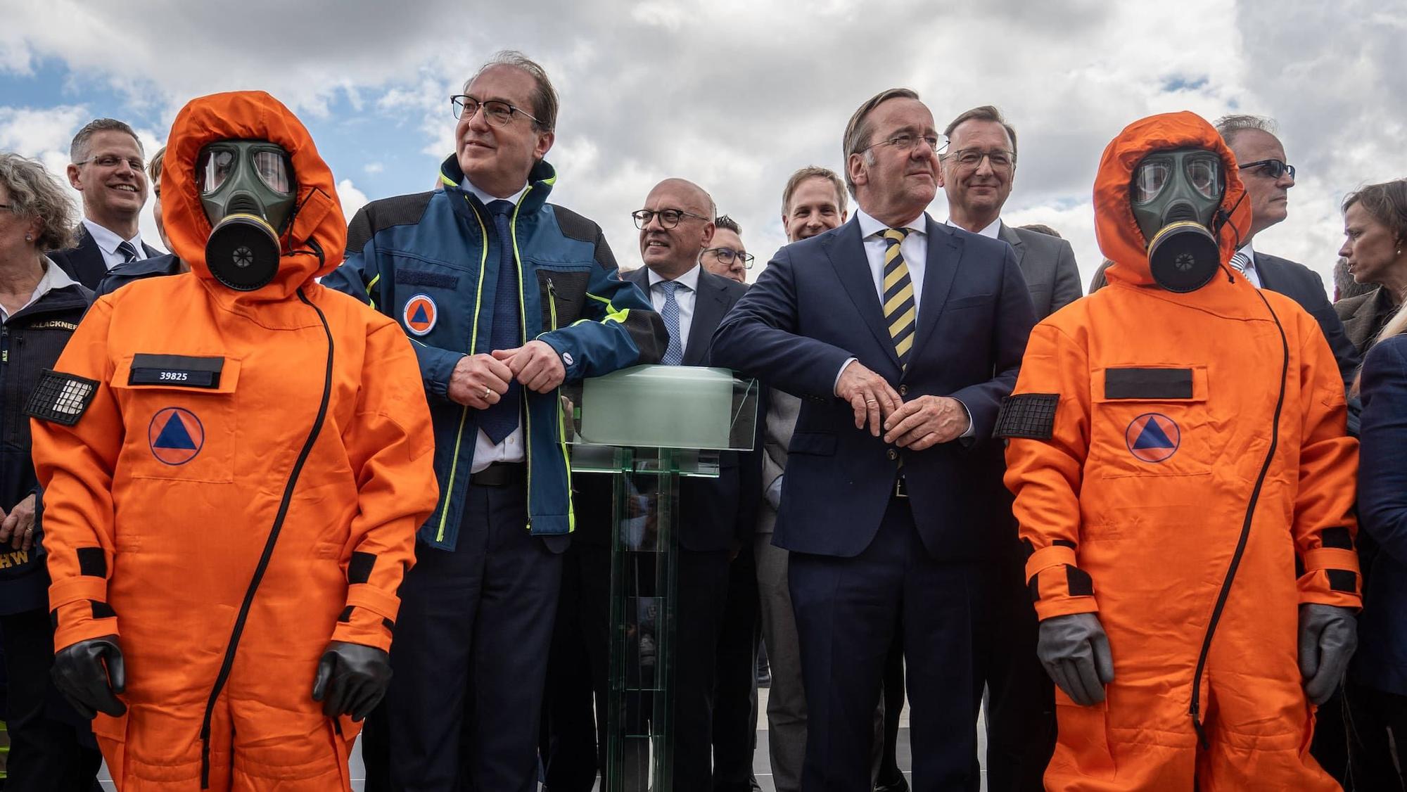 Neuer „Pakt" für den Zivilschutz: Innenminister Alexander Dobrindt und Verteidigungsminister Boris Pistorius bei der Präsentation vor dem Berliner Hauptbahnhof. /Chris Emil Janssen