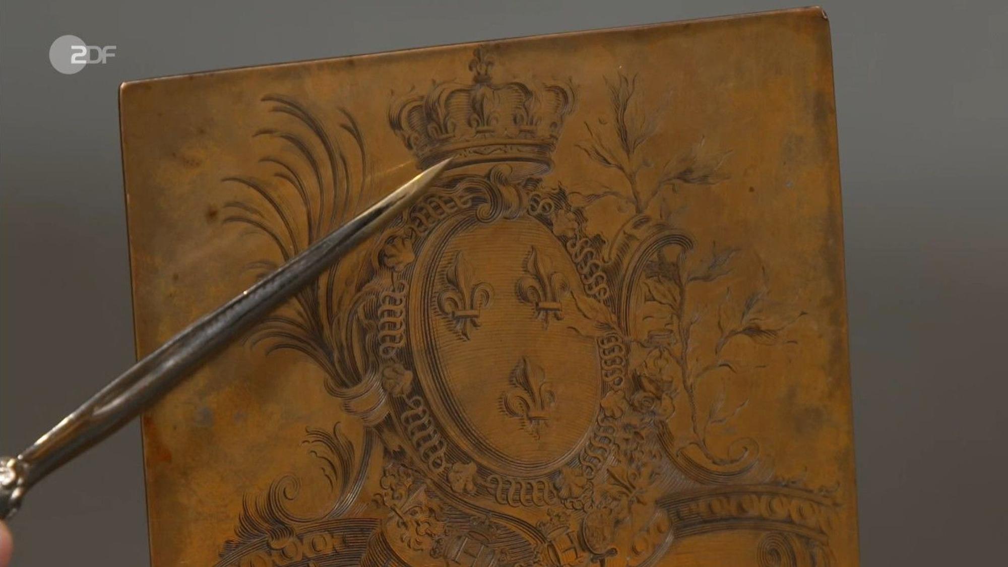 Im oberen Bereich der Druckplatte ist das Wappen des französischen Königshauses zu sehen.