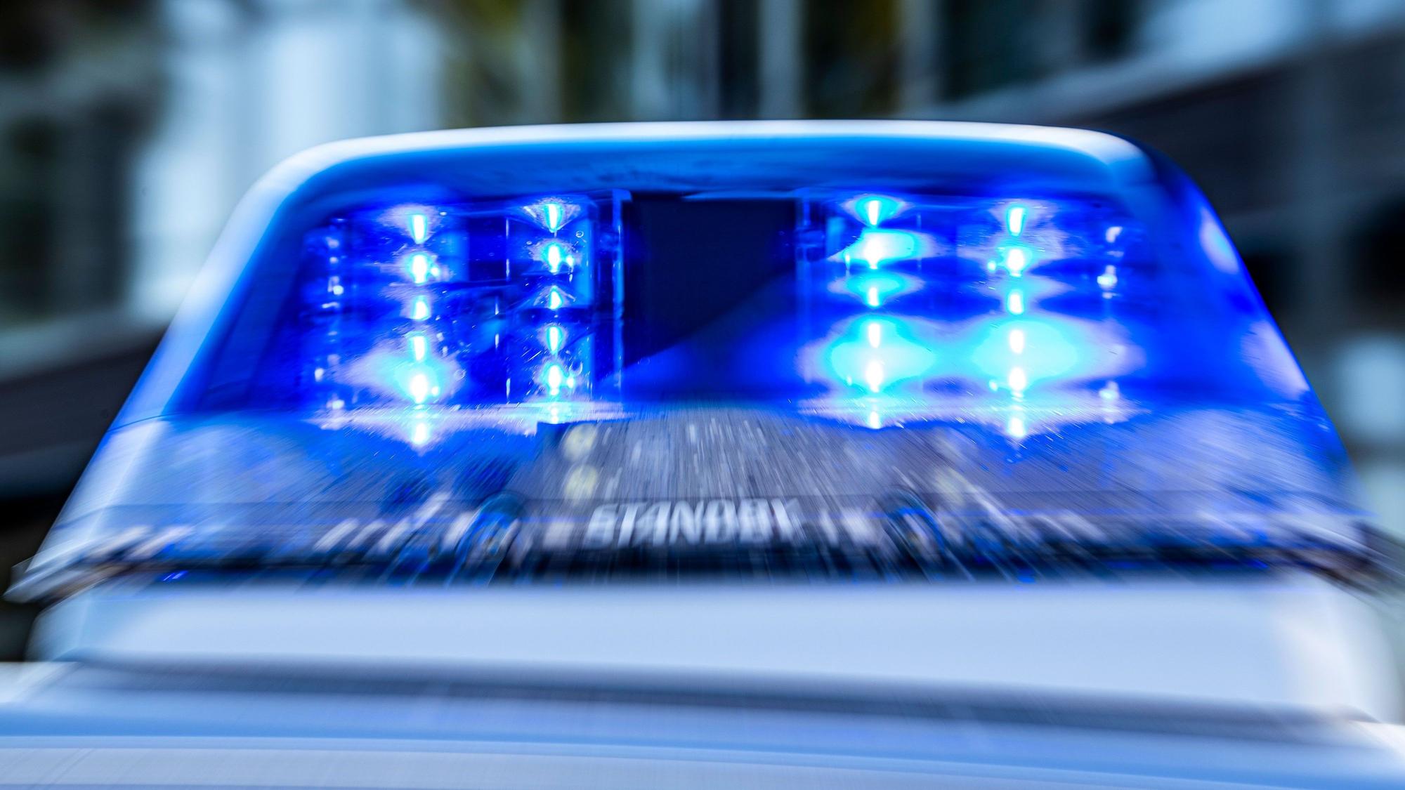 ILLUSTRATION - 28.09.2021, Nordrhein-Westfalen, Gütersloh: Das Blaulicht an einem Polizeiwagen ist eingeschaltet. (zu dpa: «37-Jähriger soll Millionen mit Fake-Shops gemacht haben») Foto: David Inderlied/dpa +++ dpa-Bildfunk +++