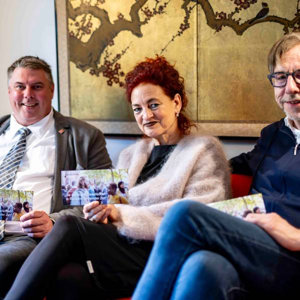 Michael Mombaur (l.), Dr. Ulrike Bardt und Dr. Hubertus Rüber sitzen auf einem Sofa.