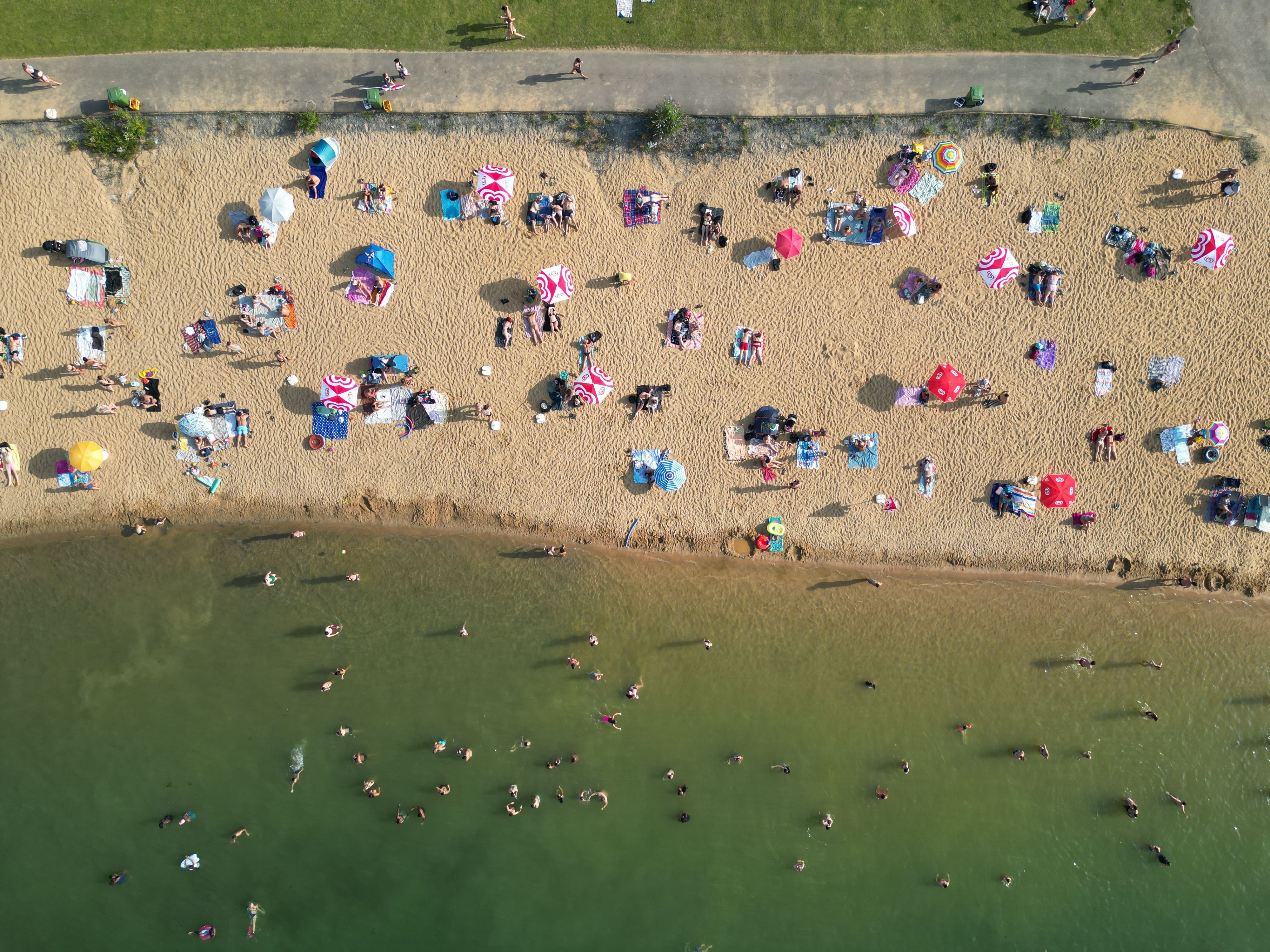 Badegäste am Rather See an einem Augusttag im Jahr 2025.