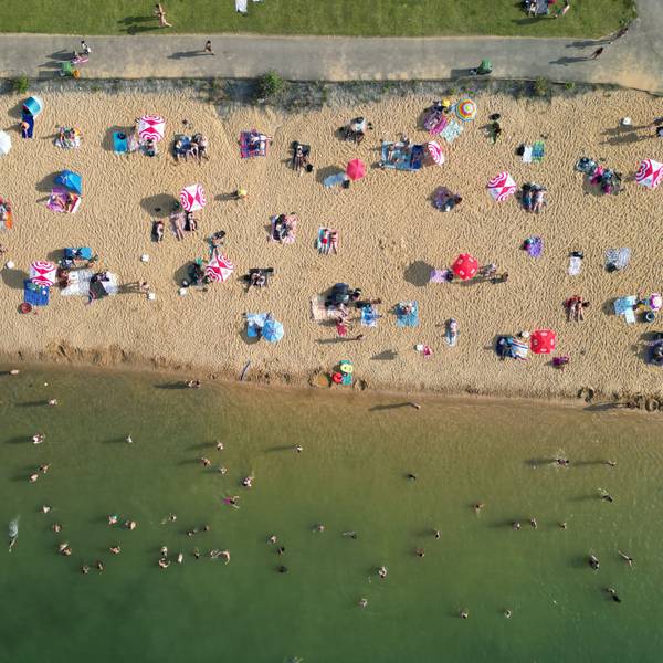 Badegäste am Rather See an einem Augusttag im Jahr 2025.