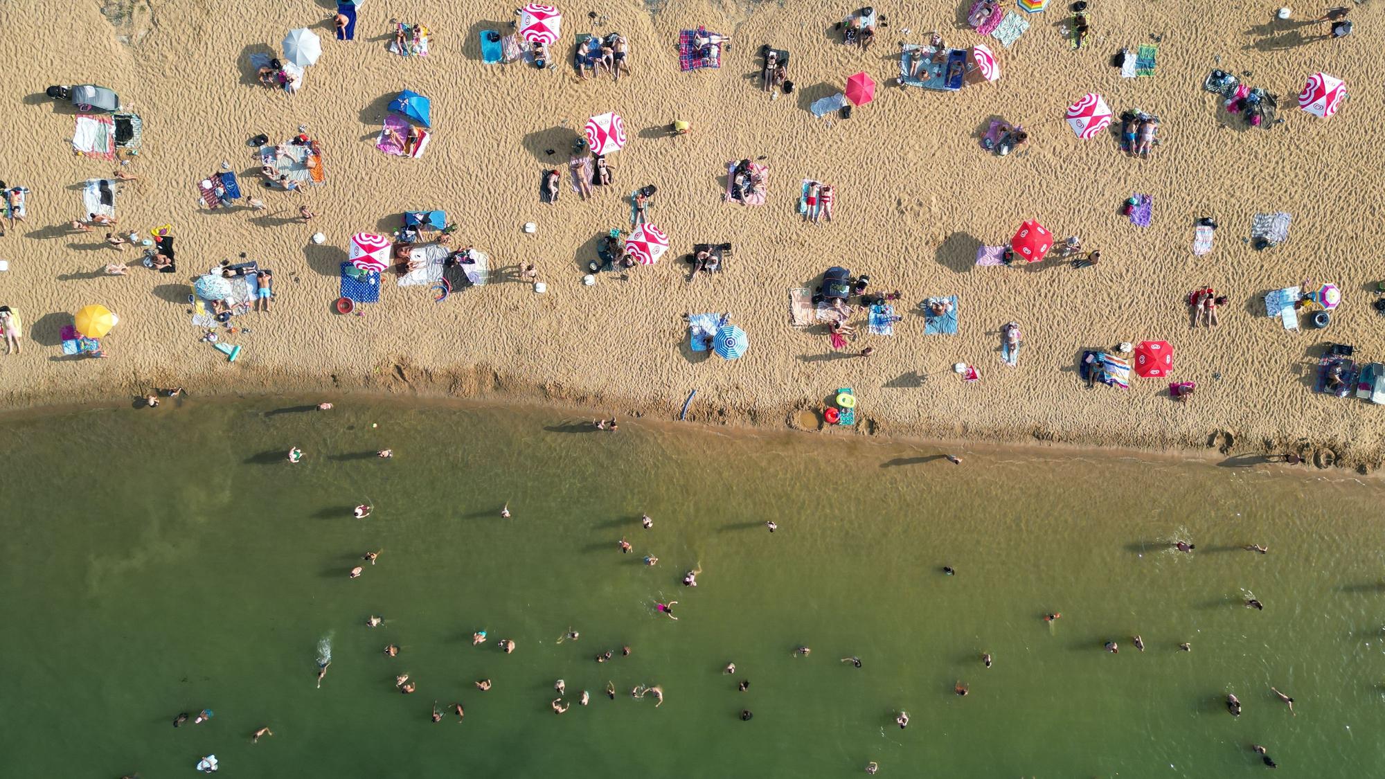 Badegäste am Rather See an einem Augusttag im Jahr 2025.