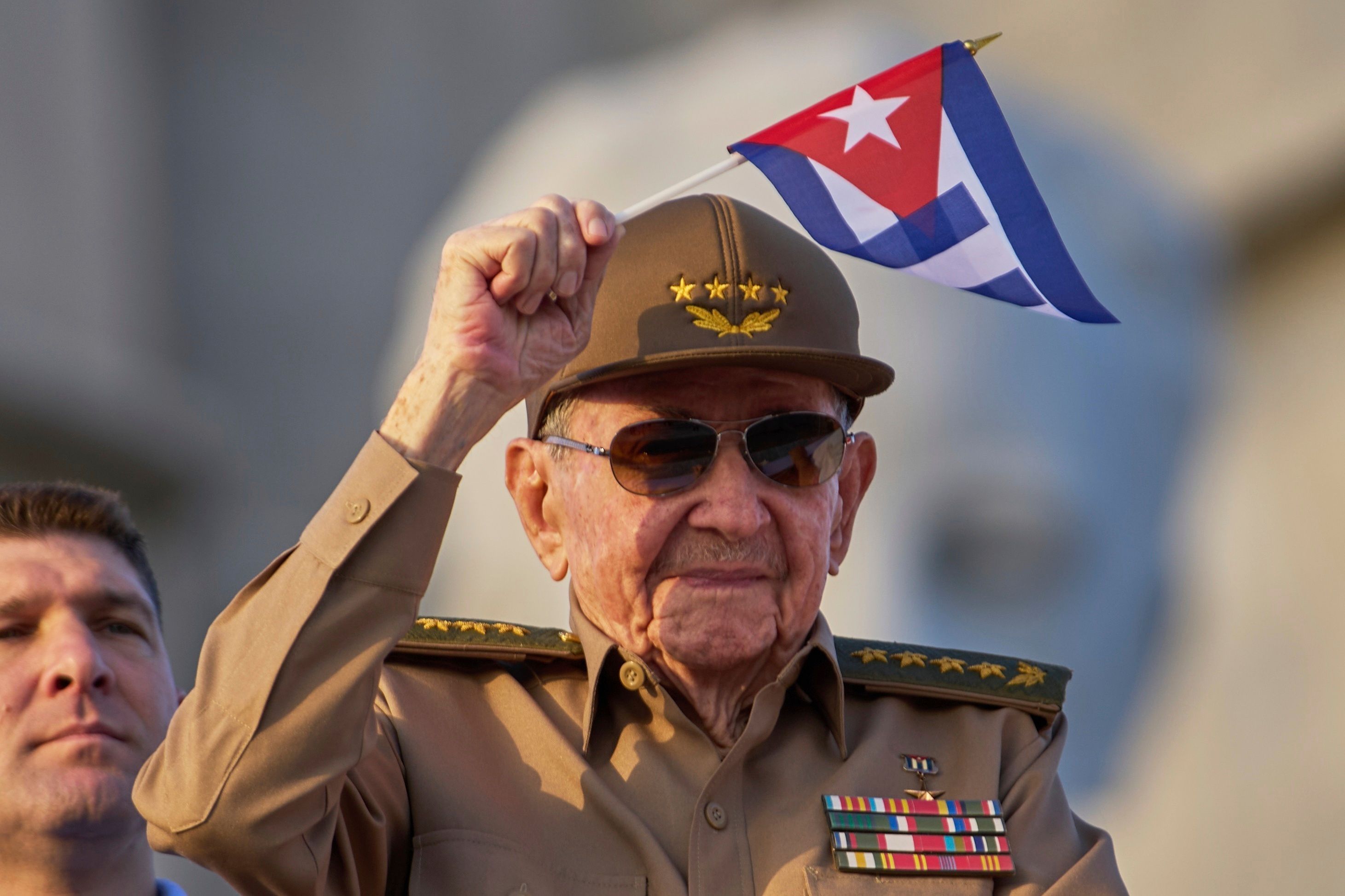 ARCHIV - 01.05.2025, Kuba, Havanna: Raúl Castro schwenkt eine kubanische Nationalflagge während der Parade zum 1. Mai auf dem Platz der Revolution in Havanna. (zu dpa: «US-Regierung: Klage gegen Kubas Ex-Staatschef Raúl Castro») Foto: Ramon Espinosa/AP/dpa +++ dpa-Bildfunk +++