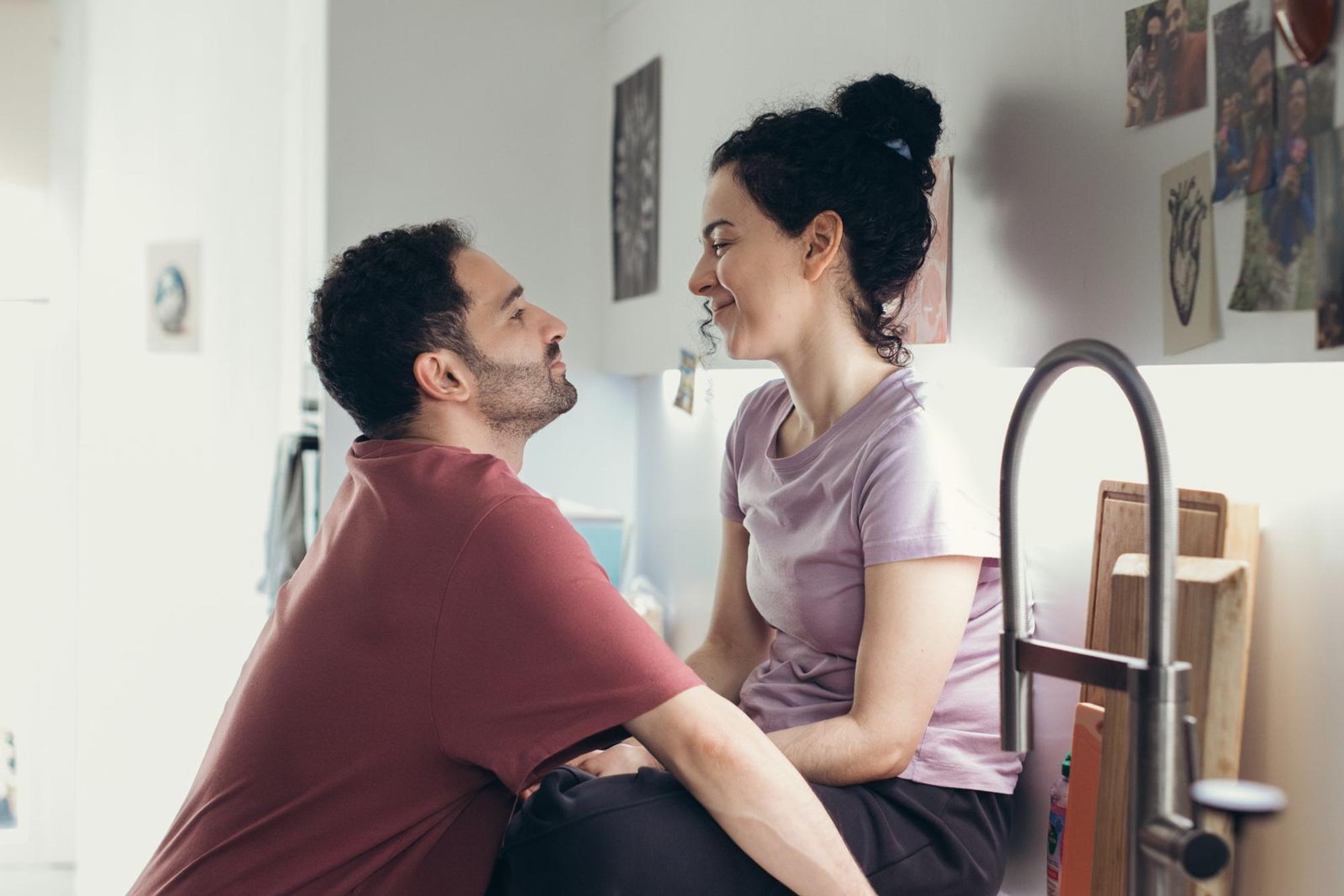 In der Beziehung von Hebamame Nalan (Mariam Hage) und ihrem Freund David (Hassan Akkouch) kriselt es, seit Nalan ihr Baby verloren hat. Werden sie es noch einmal versuchen, ihren Traum vom eigenen Kind zu verwirklichen? Sie denken über eine künstliche Befruchtung nach, die jedoch nicht nur anstrengend für die Frau ist, sondern auch ziemlich teuer, vor allem für unverheiratete Paare. (Bild: ZDF/Andrea Hansen)