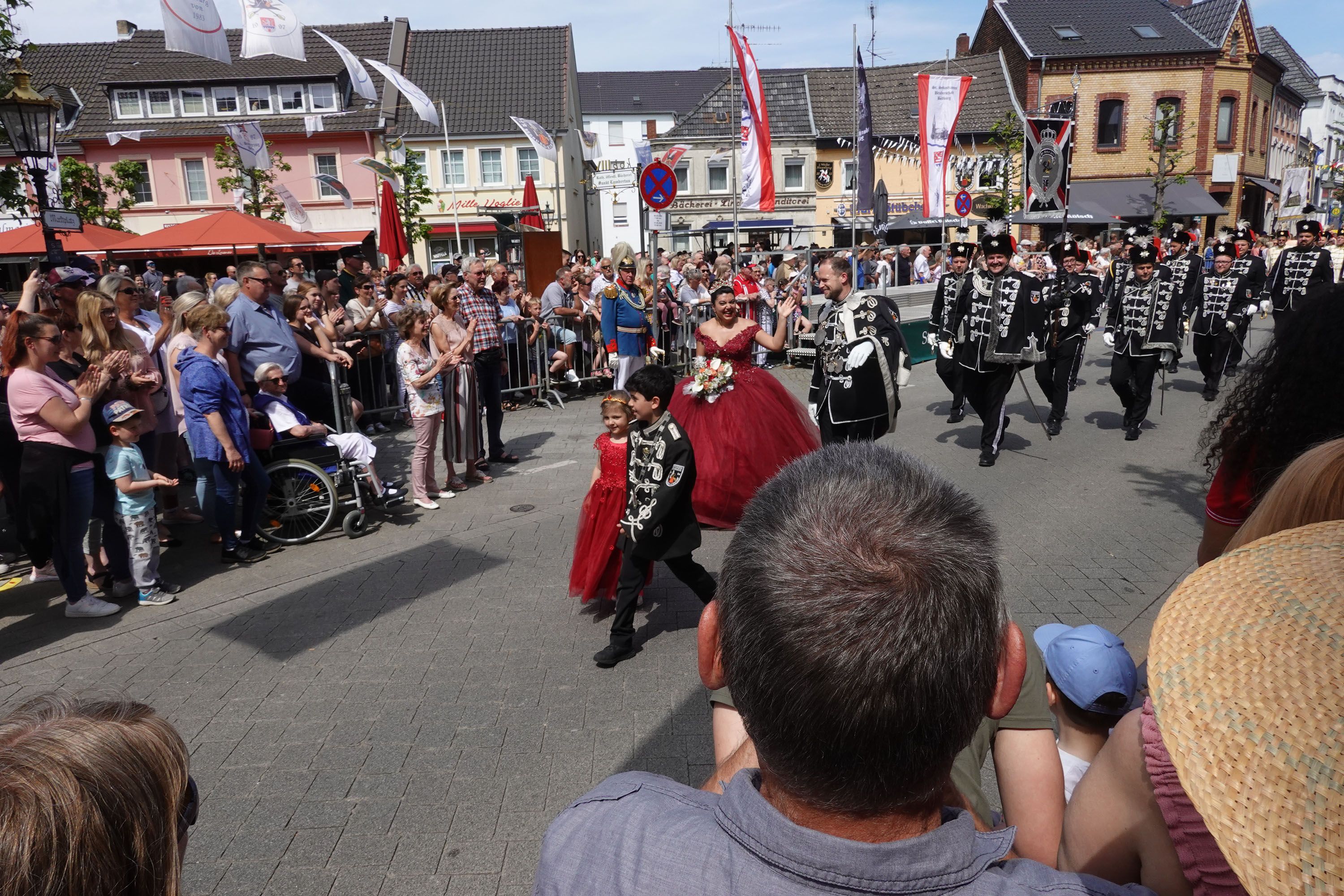 Zu sehen ist ein Festumzug der Schützen durch die Stadt Bedburg.