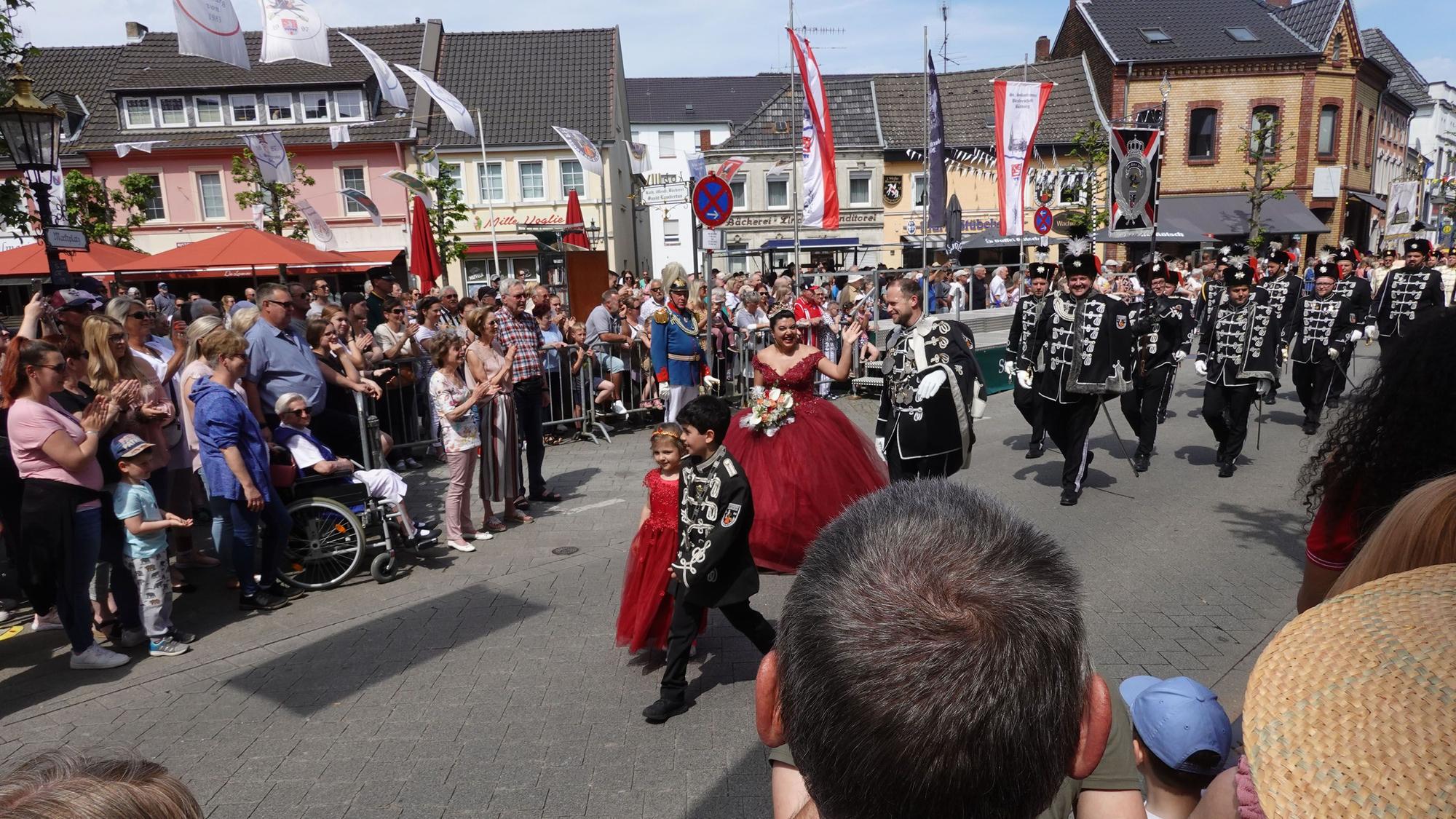 Zu sehen ist ein Festumzug der Schützen durch die Stadt Bedburg.