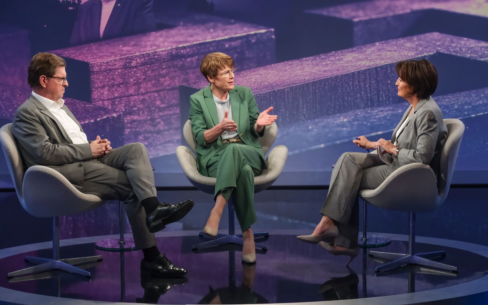 Ralf Steger und Veronika Grimm (Mitte) diskutierten bei Sandra Maischberger über notwendige Reformen. (Bild: WDR / Oliver Ziebe)