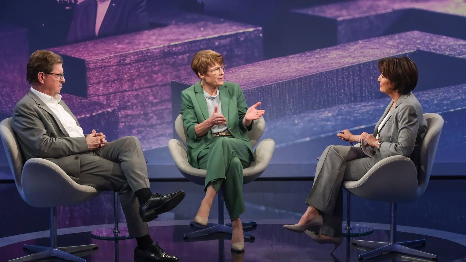 Ralf Steger und Veronika Grimm (Mitte) diskutierten bei Sandra Maischberger über notwendige Reformen. (Bild: WDR / Oliver Ziebe)